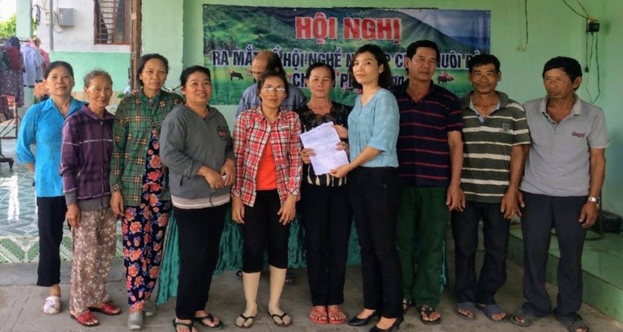 Ra mắt tổ hội chăn nuôi bò Chi hội Phước Sơn.
