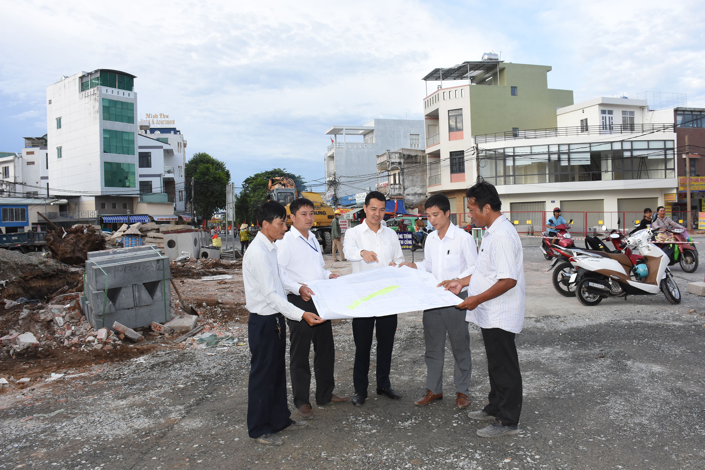 Chủ đầu tư và đơn vị thi công kiểm tra tiến độ dự án nút giao thông Trương Công Định - Trần Đồng - Lê Lai.