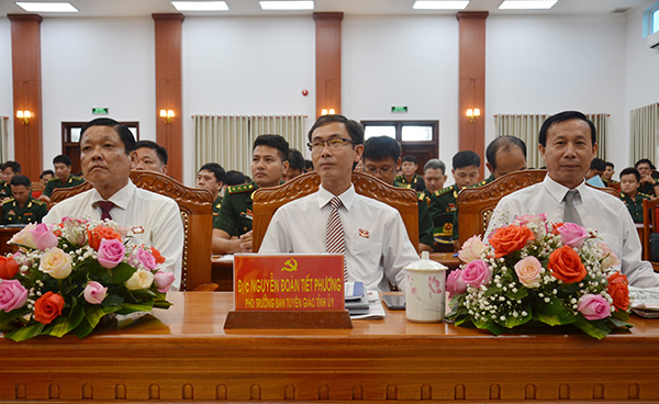 Đồng chí Đỗ Văn Bửu (bên trái), Ủy viên Ban Thường vụ Tỉnh ủy, Chủ nhiệm Ủy Ban Kiểm tra Tỉnh ủy; đồng chí Nguyễn Đoàn Tiết Phương (giữa), Phó Trưởng Ban Tuyên giáo Tỉnh ủy và đồng chí Lê Văn Cường, Phó Trưởng Ban Tổ chức Tỉnh ủy tham dự Đại hội.