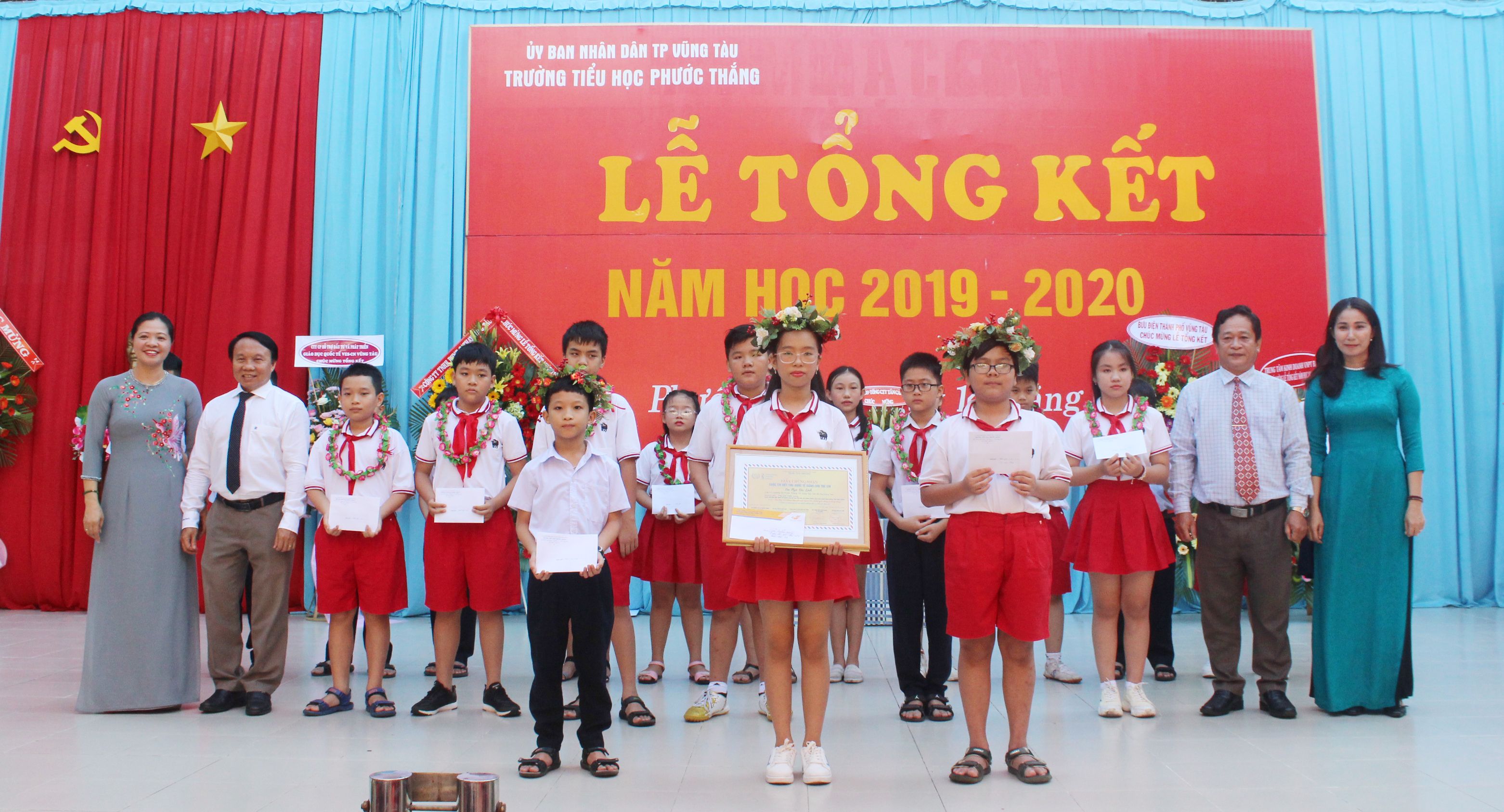 Em Ngô Gia Linh (giữa, hàng đầu) nhận Giấy chứng nhận đạt giải Cuộc thi Viết thư Quốc tế UPU  năm 2020.