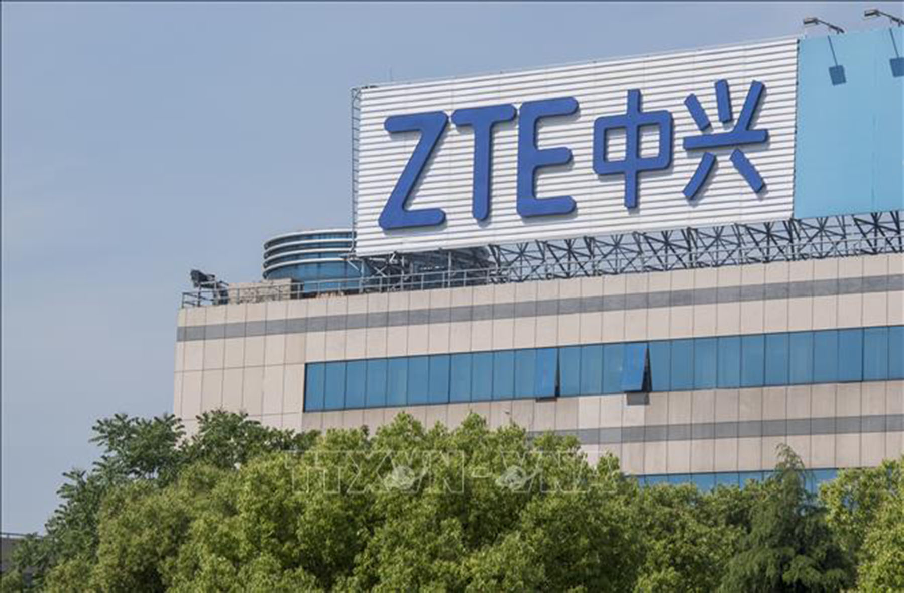 Biểu tượng ZTE tại tòa nhà văn phòng ở Thượng Hải, Trung Quốc.