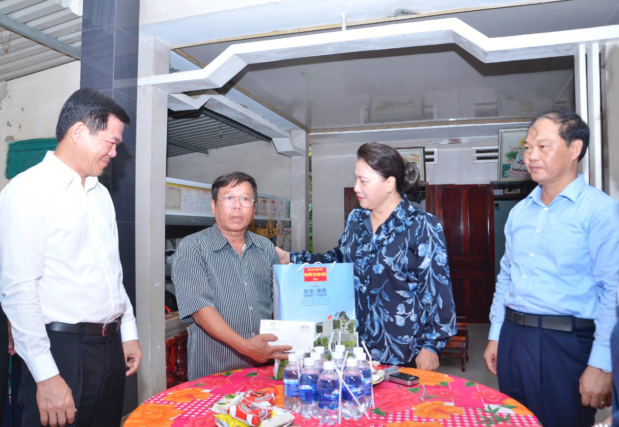 Chủ tịch Quốc hội Nguyễn Thị Kim Ngân và Đoàn công tác thăm, tặng quà ông Nguyễn Văn Hơn (SN 1954, thương binh hạng 3/4, khu phố Hòa Hội, TT. Đất Đỏ).