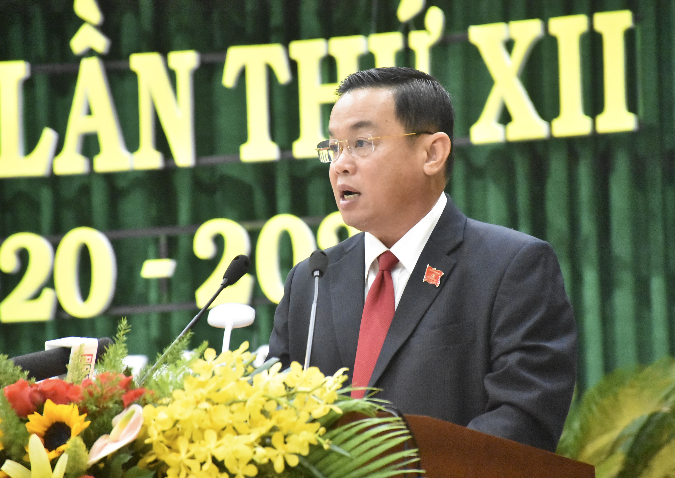 Đồng chí Nguyễn Bá Hùng, Phó Bí thư Huyện ủy, Chủ tịch UBND huyện Long Điền trình bày Báo cáo Chính trị tại Đại hội.
