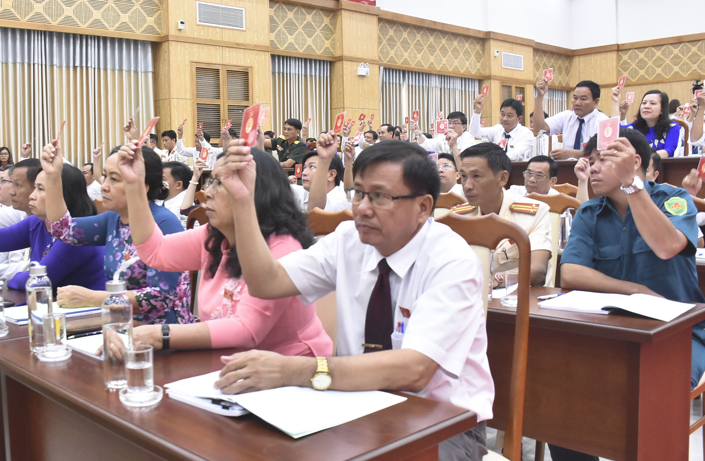 Các đại biểu biểu quyết thông qua chương trình làm việc chính thức của Đại hội.