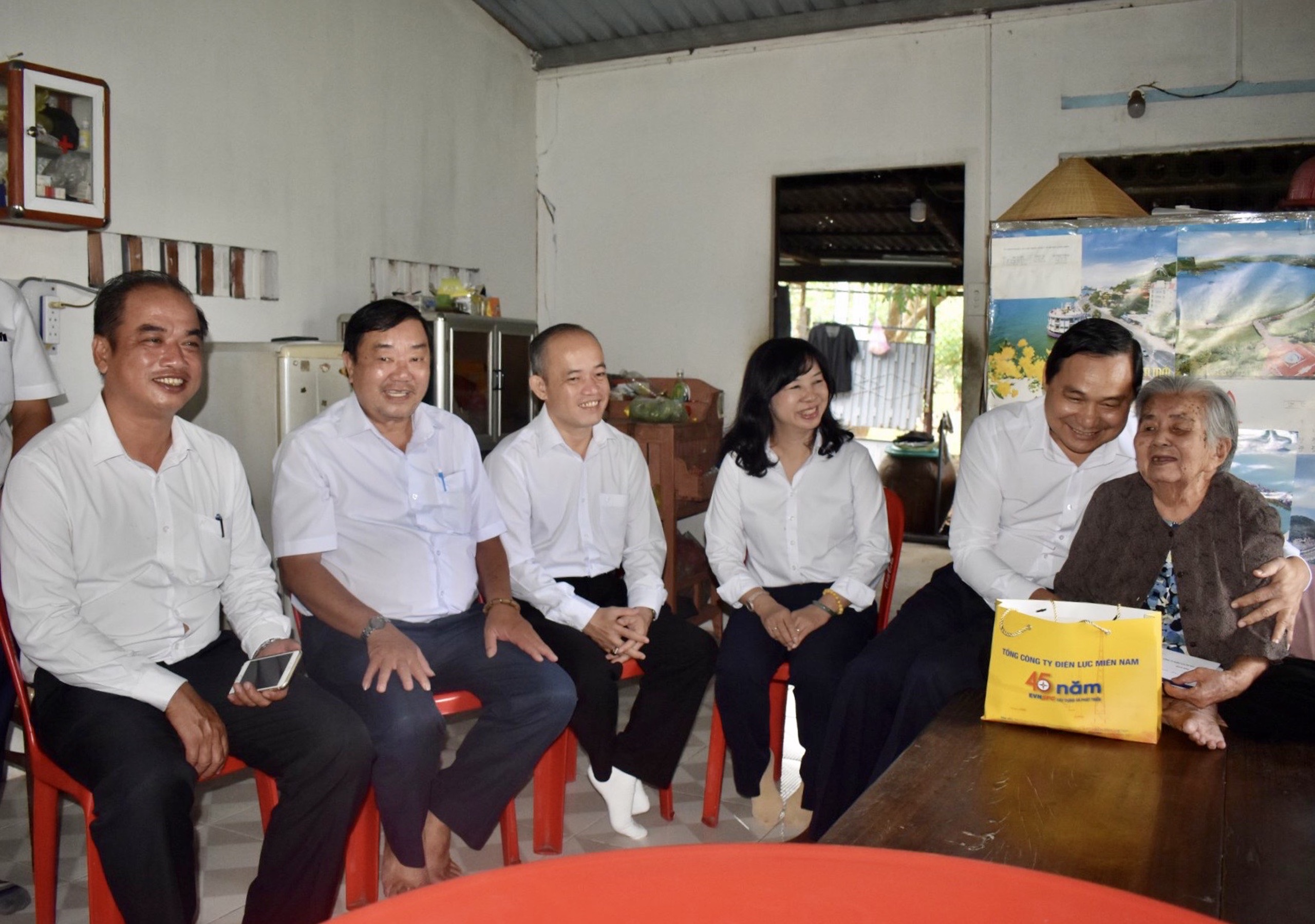 Ông Nguyễn Văn Hợp, Chủ tịch HĐTV Tổng Công ty Điện lực miền Nam thăm hỏi, tặng quà Mẹ Việt Nam Anh hùng Phan Thị Khương.