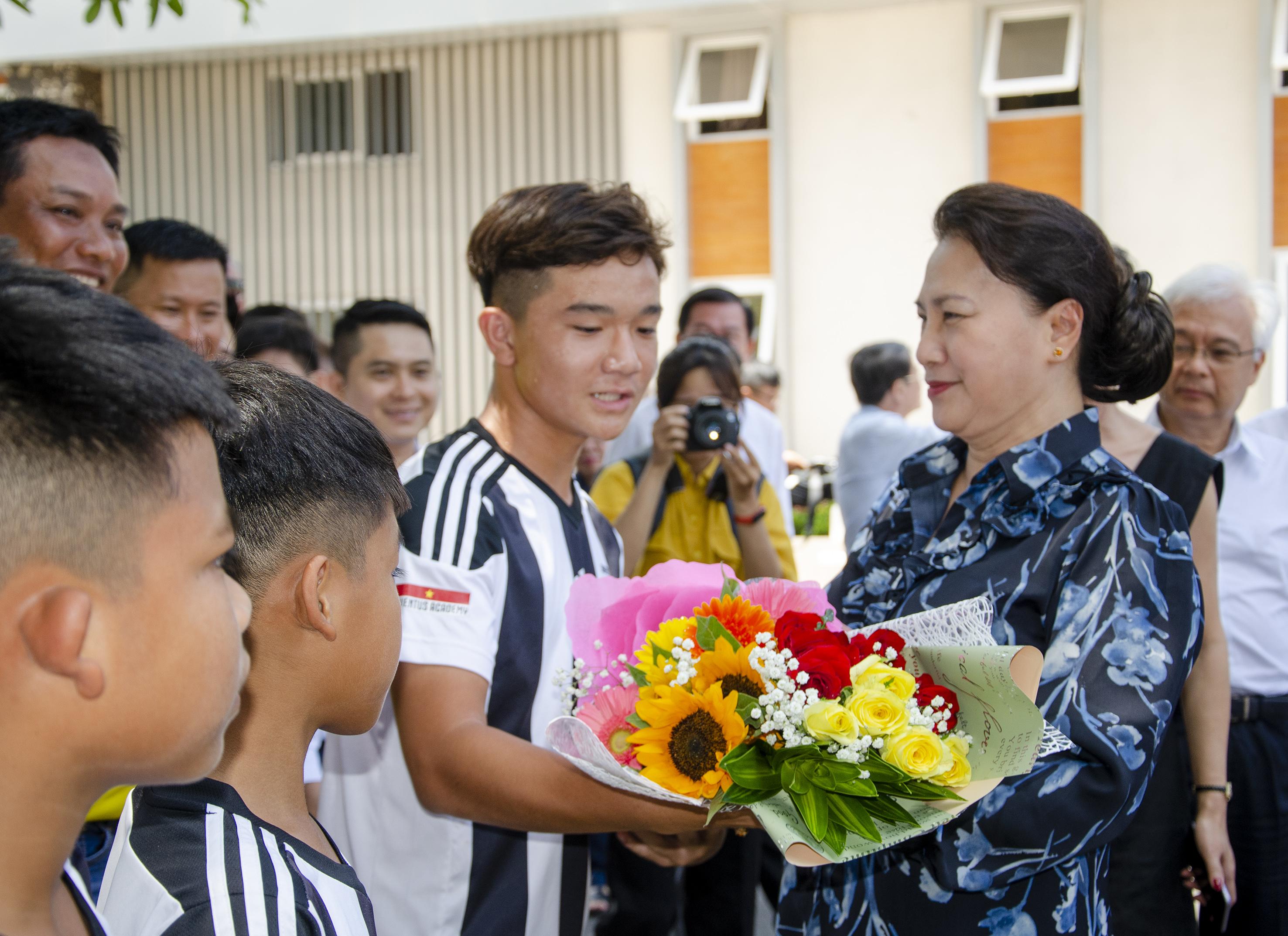 Các cầu thủ nhí của Học viện Bóng đá Juventus Việt Nam tặng hoa chúc mừng Chủ tịch Quốc hội Nguyễn Thị Kim Ngân.
