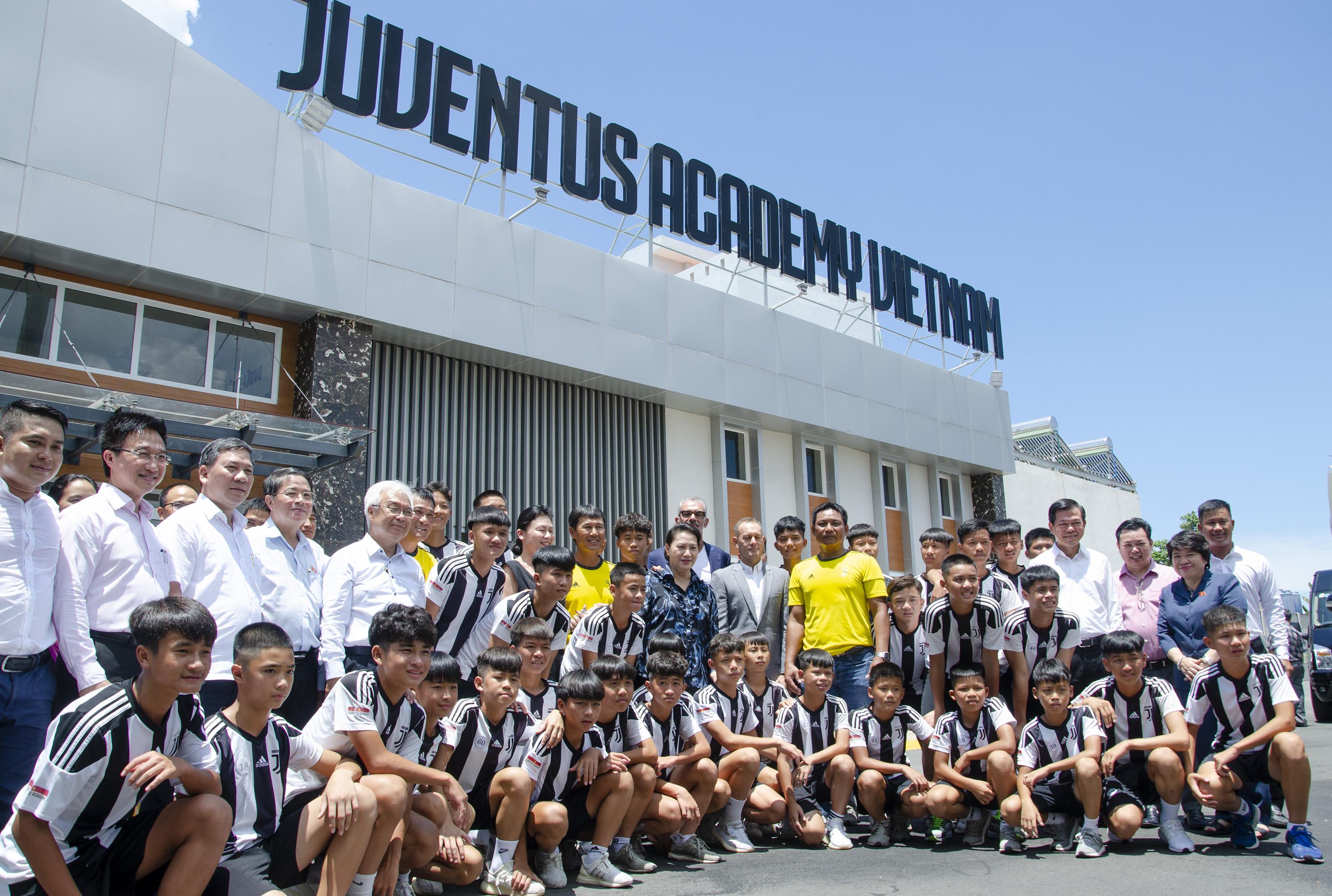 Chủ tịch Quốc hội Nguyễn Thị Kim Ngân cùng đoàn công tác chụp hình lưu niệm với các cầu thủ nhí tại học viện bóng đá Juventus Việt Nam.