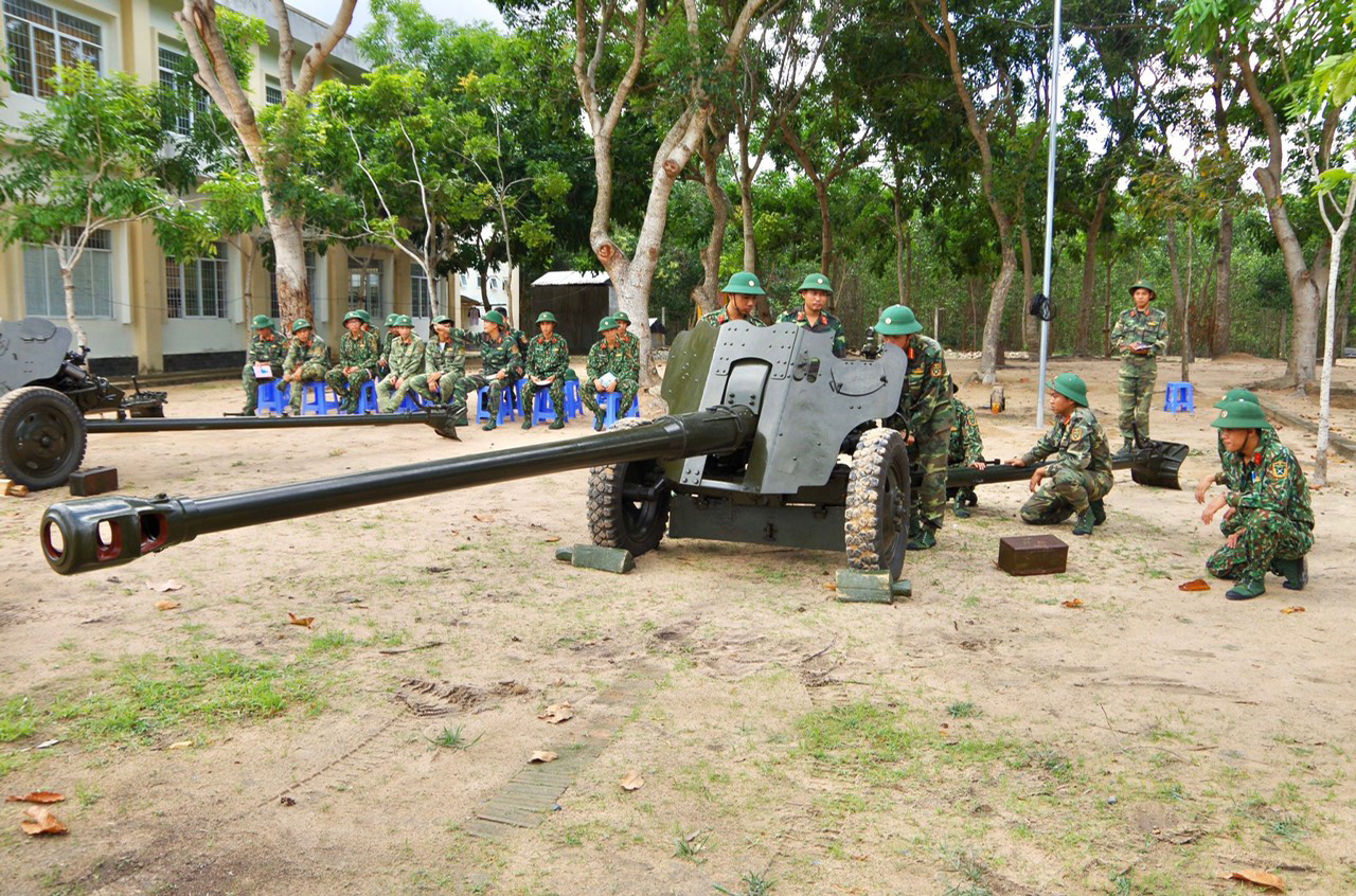 Chiến sĩ mới tham gia huấn luyện kỹ thuật chiến đấu phòng không tại Trung đoàn Minh Đạm.