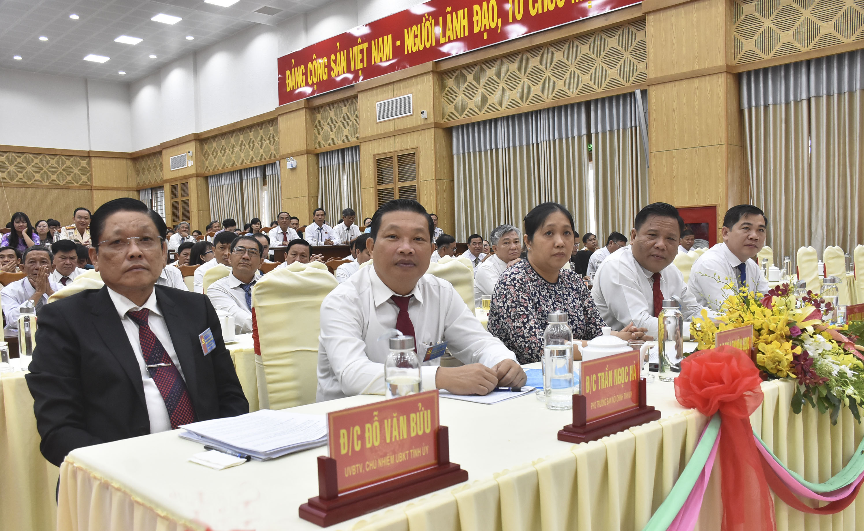 Đồng chí Đỗ Văn Bửu (bìa trái), Ủy viên Ban Thường vụ Tỉnh ủy, Chủ nhiệm Ủy ban Kiểm tra Tỉnh ủy dự phiên bế mạc Đại hội Đảng bộ huyện Long Điền lần thứ XII, nhiệm kỳ 2020-2025.