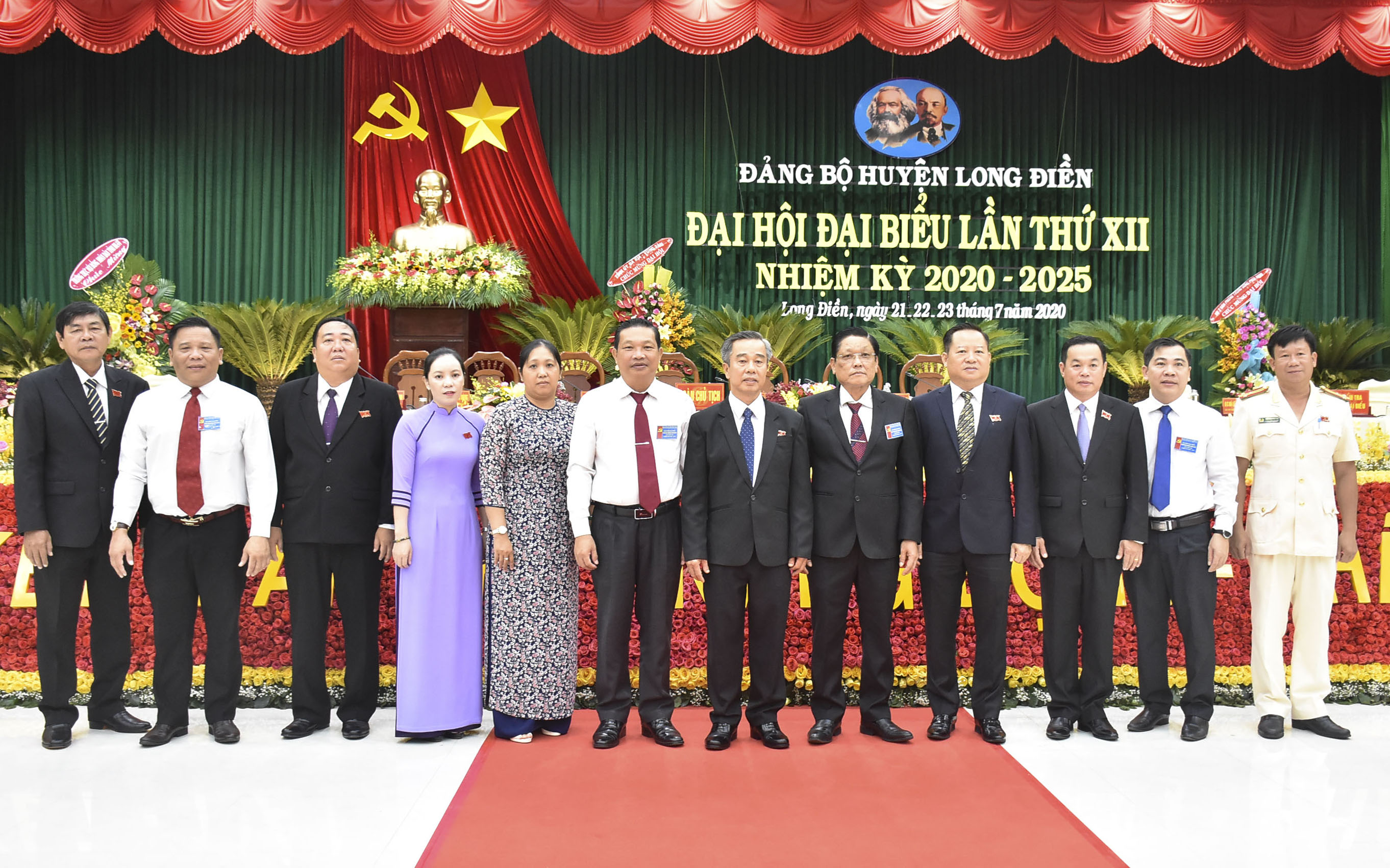 Lãnh đạo tỉnh chụp hình cùng các đồng chí trong Ban Thường vụ Huyện Long Điền nhiệm kỳ 2020-2025.