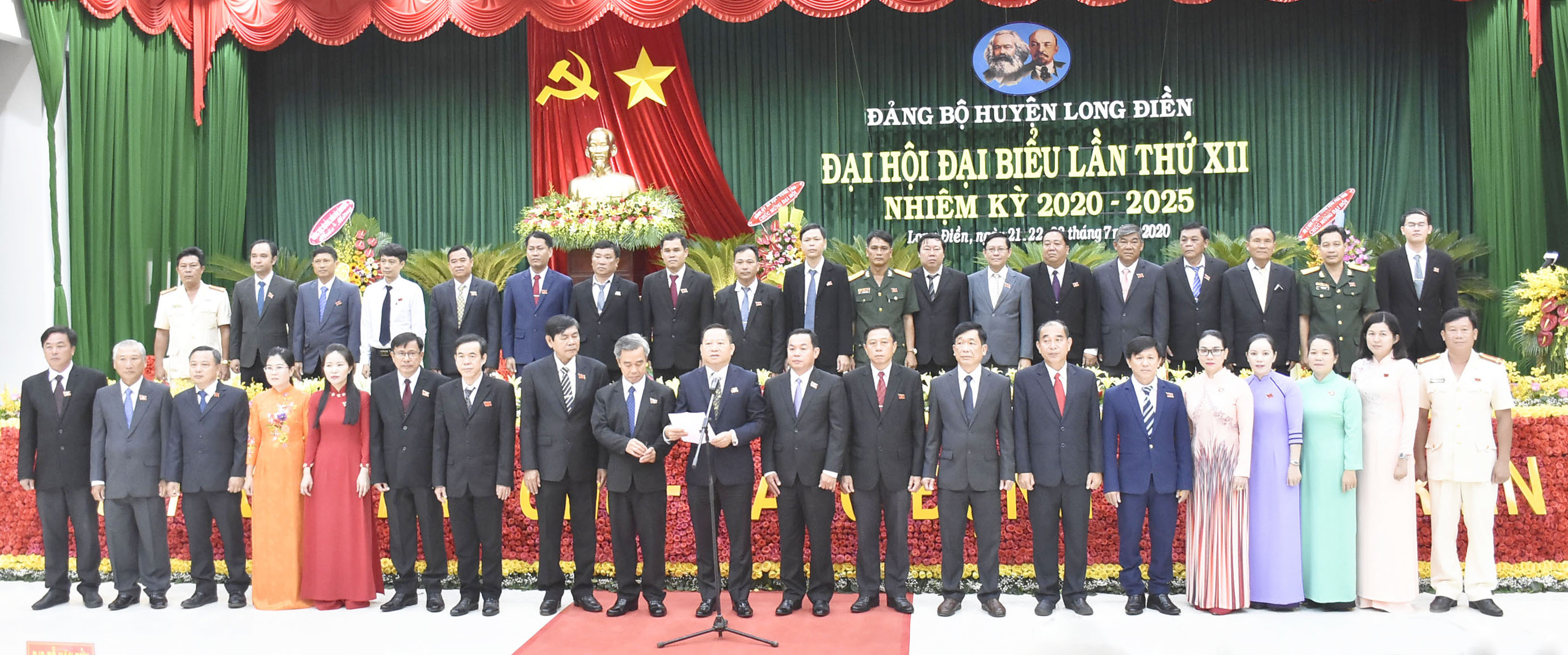 Các đồng chí trong BCH Đảng bộ huyện Long Điền nhiệm kỳ 2020-2025 ra mắt Đại hội.