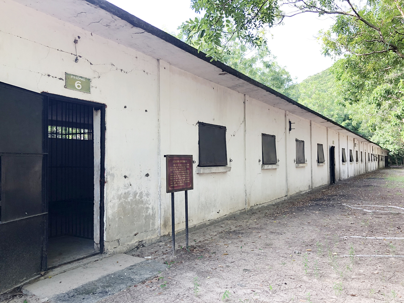 Các phòng giam trong trại Phú An. 