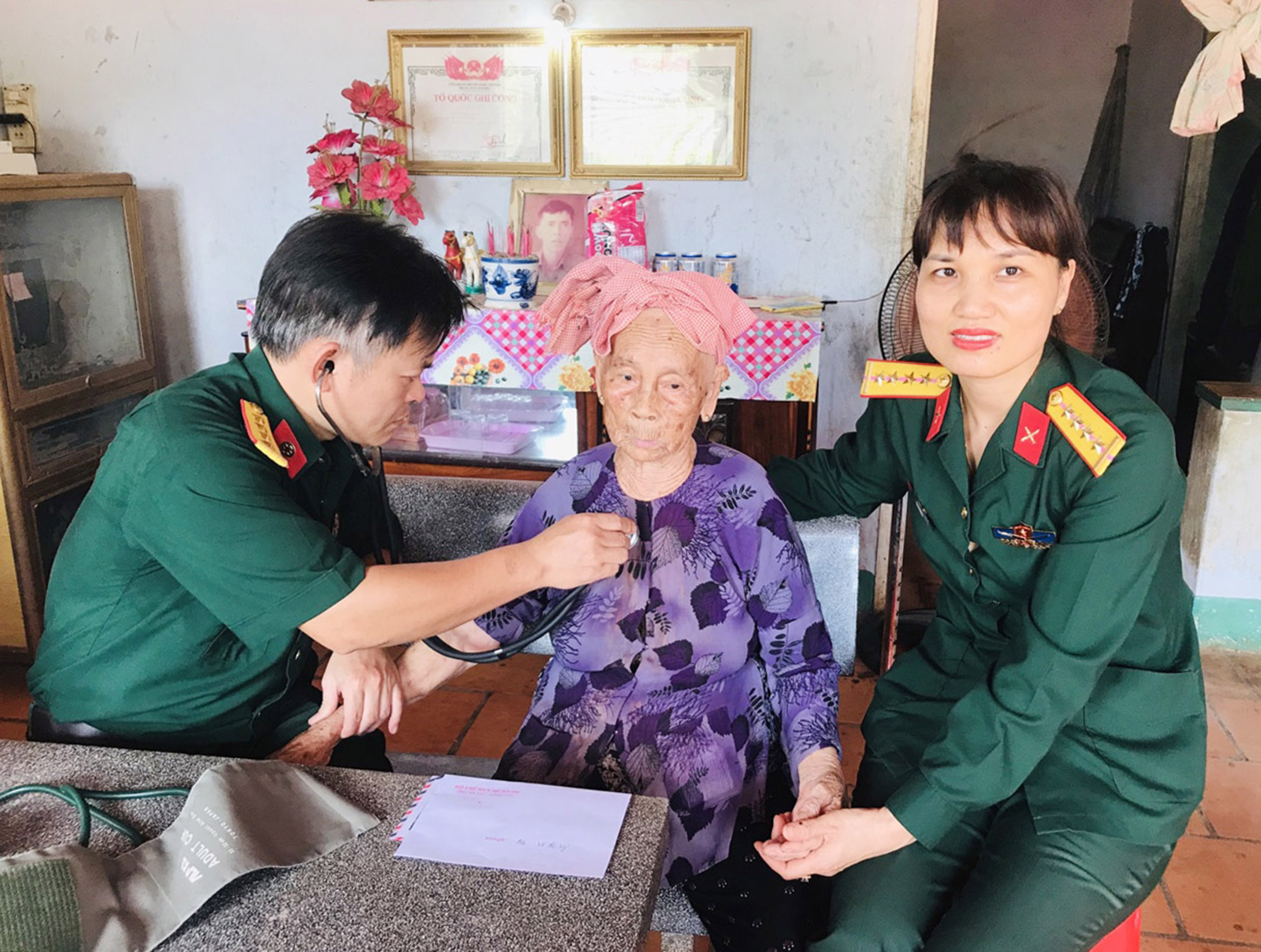 Các bác sĩ quân y Bộ CHQS tỉnh khám sức khỏe cho Mẹ VNAH Võ Thị Vĩ (KP.Phước Sơn, TT.Đất Đỏ, huyện Đất Đỏ) hồi đầu tháng 7/2020.