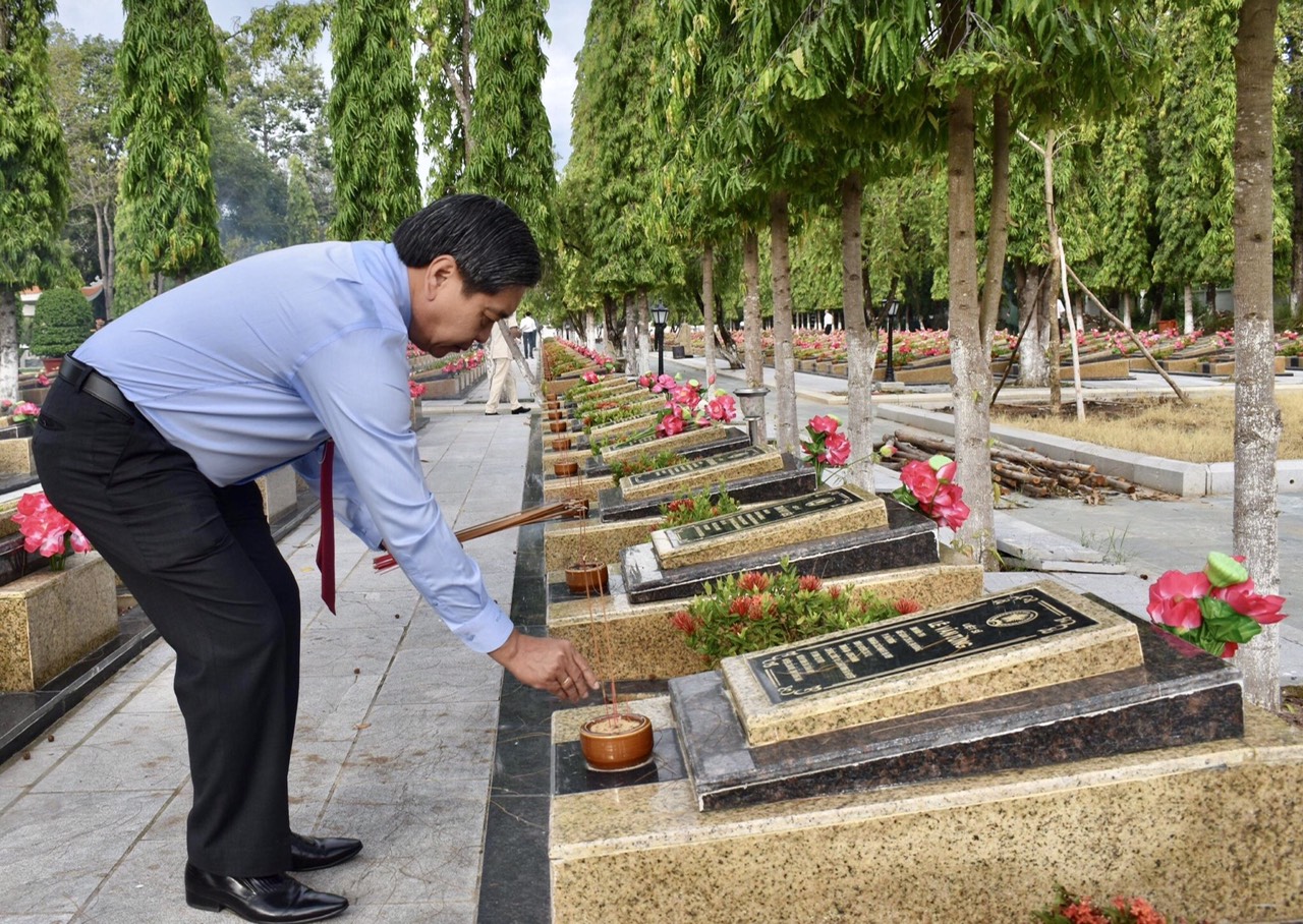 Ông Lê Tuấn Quốc, Phó Chủ tịch UBND tỉnh thắp hương trên các phần mộ liệt sĩ. ảnh: PHI DŨNG