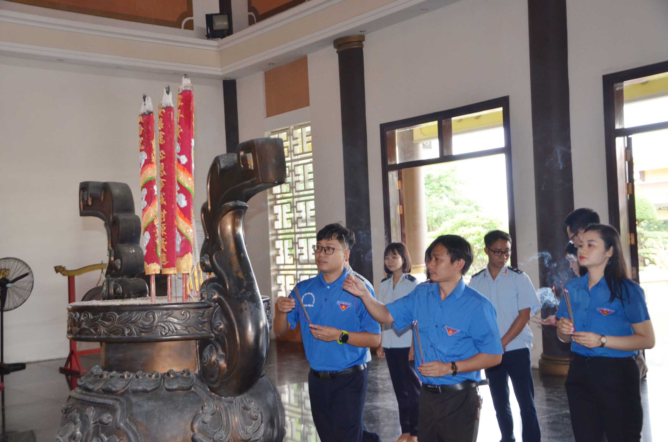 ĐVTN Cụm thi đua số 5 dâng hương tại Đền thờ Liệt sĩ TP. Vũng Tàu. 