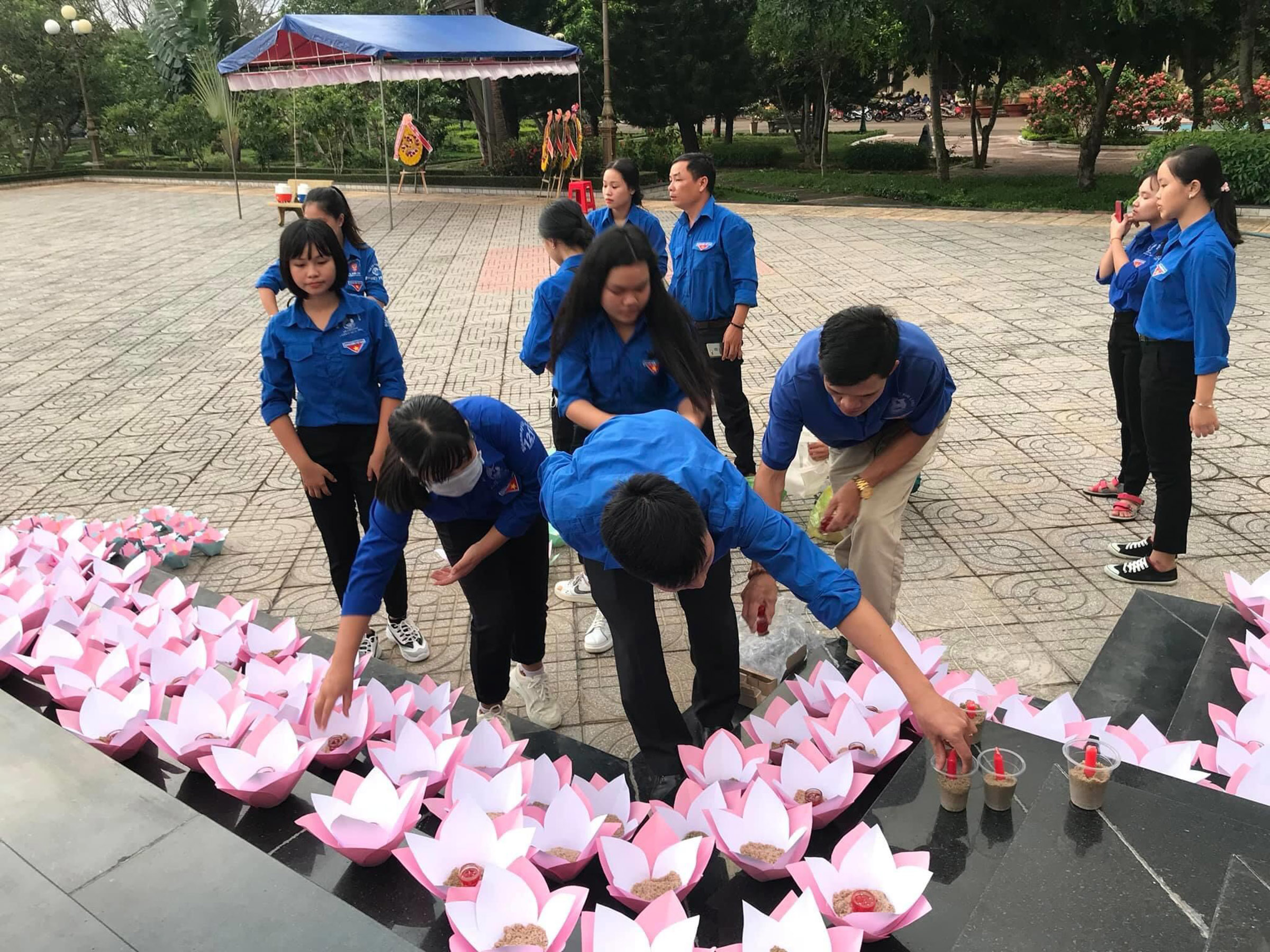 ĐVTN xã Kim Long, huyện Châu Đức làm 300 hoa đăng chuẩn bị cho lễ tưởng niệm các anh hùng liệt sĩ nhân dịp 27/7.