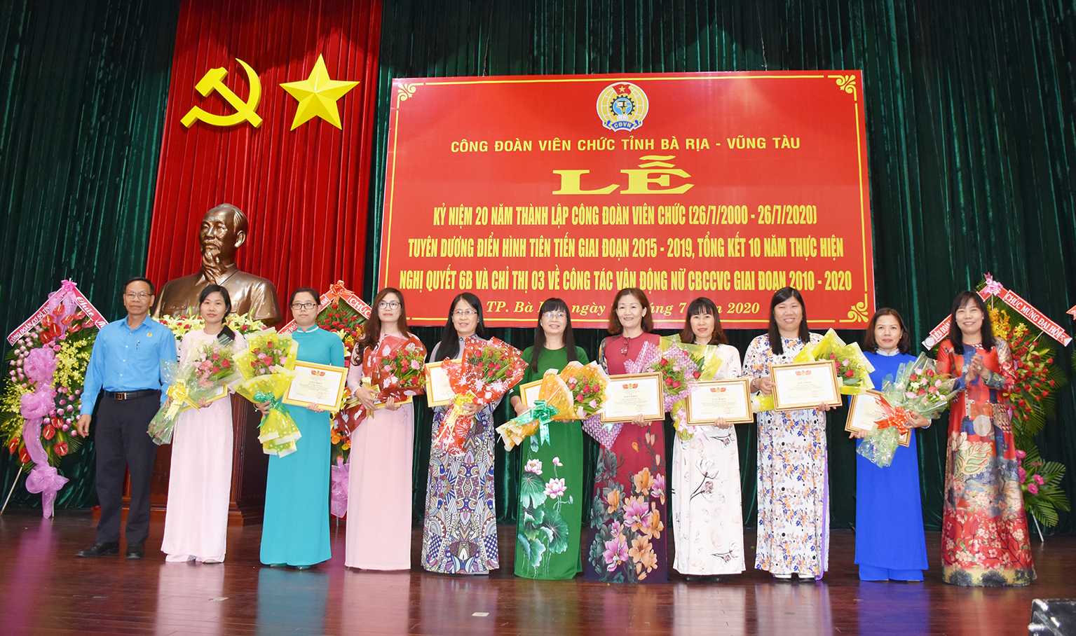 Bà Đỗ Nguyễn Hoàng Dung, Quyền Tổng Biên tập Báo BR-VT, Ủy viên BCH Công đoàn Viên chức tỉnh tặng hoa chức mừng các cá nhân thực hiện tốt Nghị quyết 6b/NQ-TLĐ và Chỉ thị 03/CT-TLĐ.