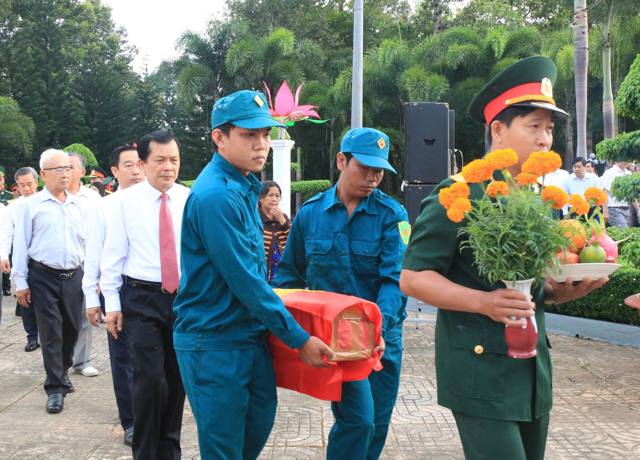 Lãnh đạo Huyện ủy, HĐND, UBND, UBMTTQVN và LLVT huyện Đất Đỏ đưa hài cốt liệt sĩ đi cải táng tại Nghĩa trang Liệt sĩ liên huyện Long Điền - Đất Đỏ sau lễ truy điệu.