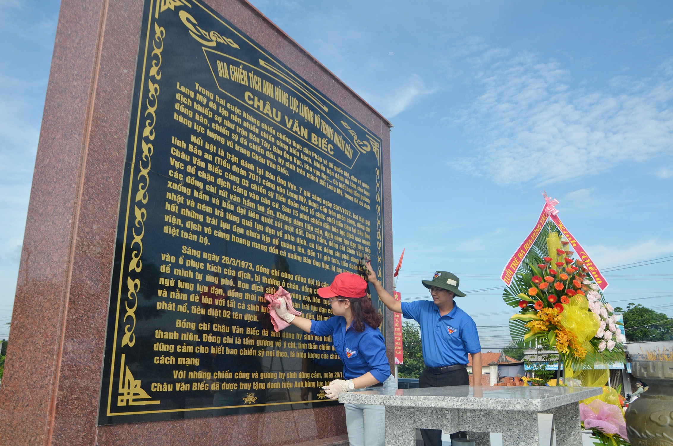 ĐVTN ra quân lau dọn, chỉnh trang tại Bia tưởng niệm Anh hùng LLVTND Châu Văn Biếc tại xã Long Mỹ, huyện Đất Đỏ.