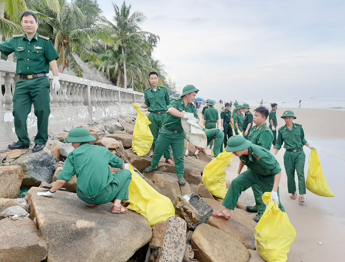 Cán bộ, chiến sĩ Đồn Biên phòng Phước Tỉnh thu gom rác tại bãi biển TT. Long Hải.