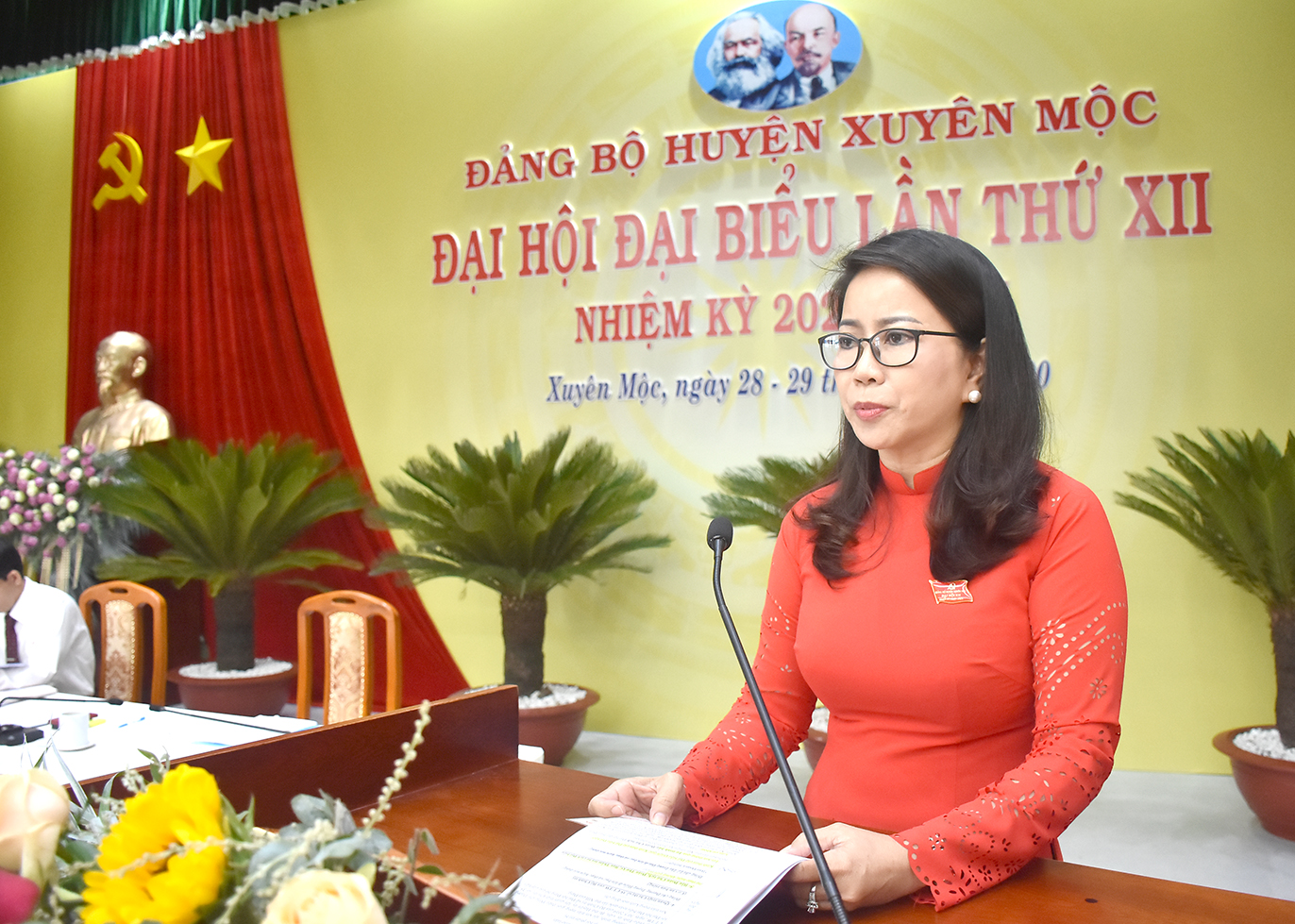 Đồng chí Lê Thị Trang Đài, Phó Bí thư Huyện ủy Xuyên Mộc, Chủ tịch UBND huyện Xuyên Mộc chủ trì thông qua các tờ trình.