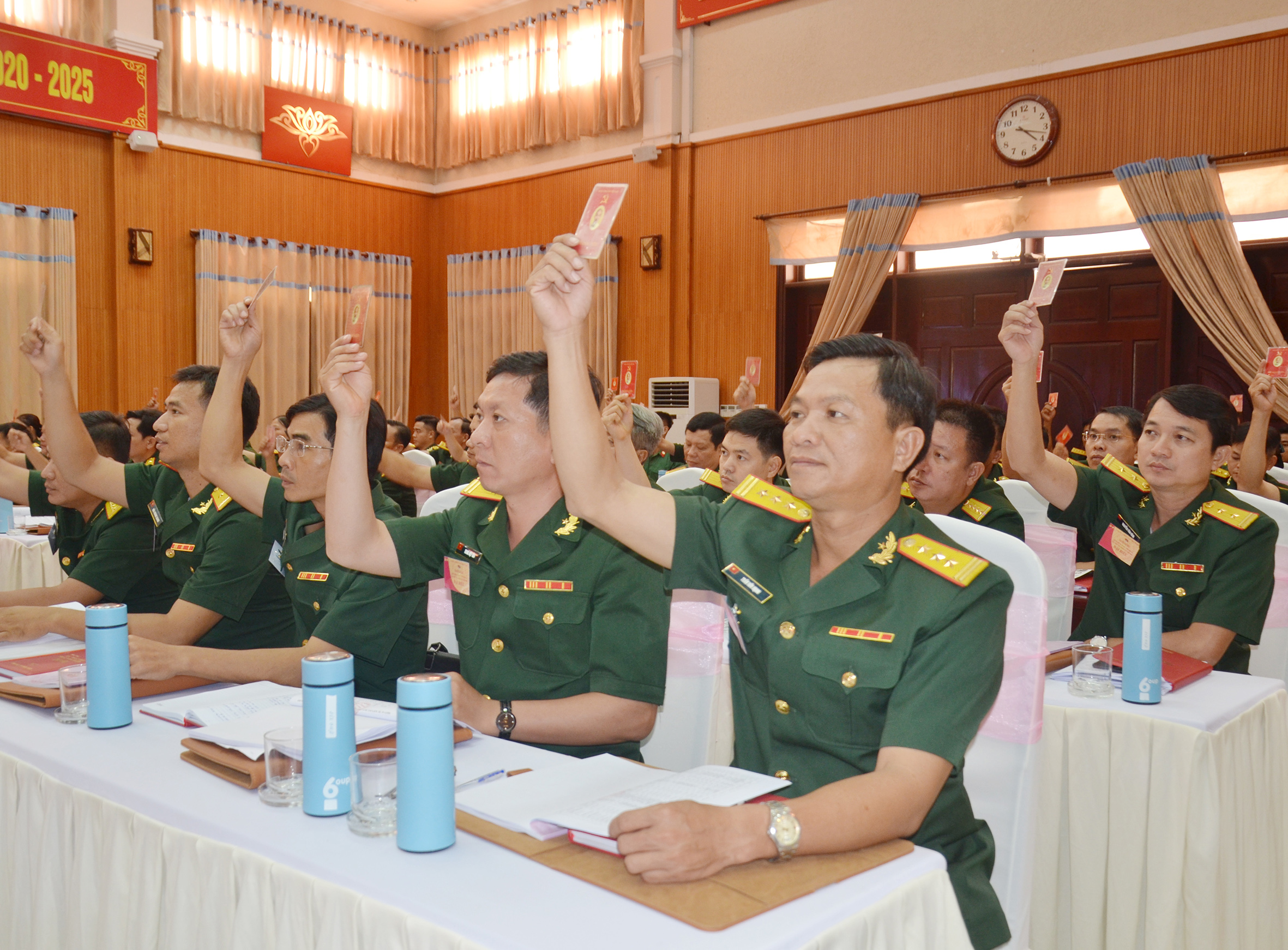 Các đại biểu biểu quyết thông qua Nghị quyết Đại hội Đại biểu Đảng bộ Quân sự tỉnh lần thứ VII, nhiệm kỳ 2020-2025.