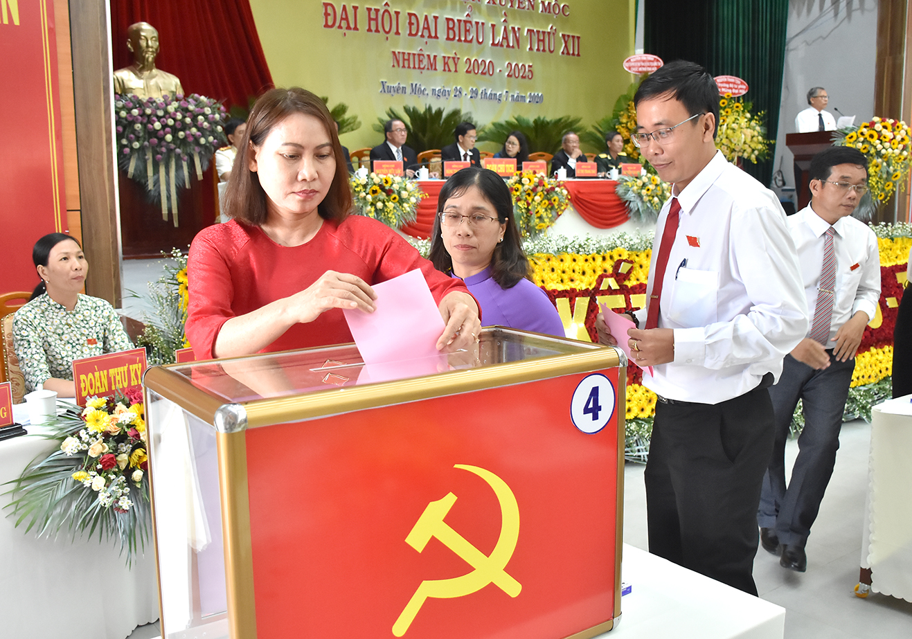 Các đại biểu bỏ phiếu bầu BCH Đảng bộ huyện Xuyên Mộc nhiệm kỳ 2020-2025.