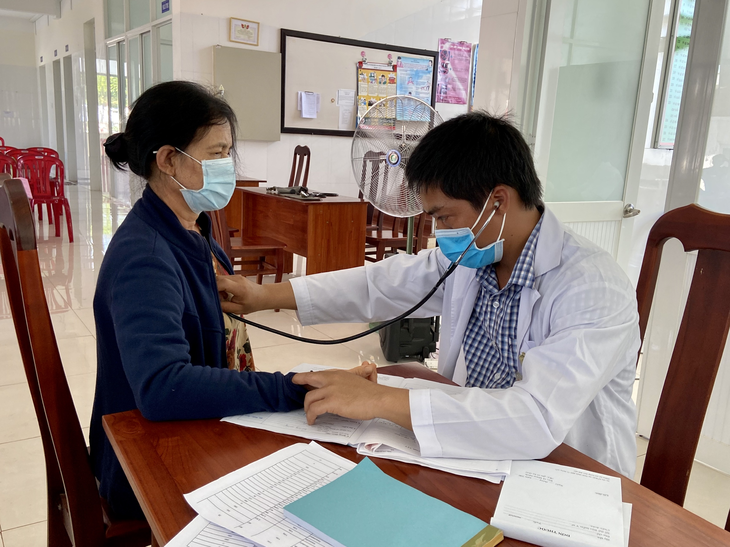 Người dân xã Xà Bang được bác sĩ Trung tâm Y tế huyện Châu Đức khám bệnh miễn phí.