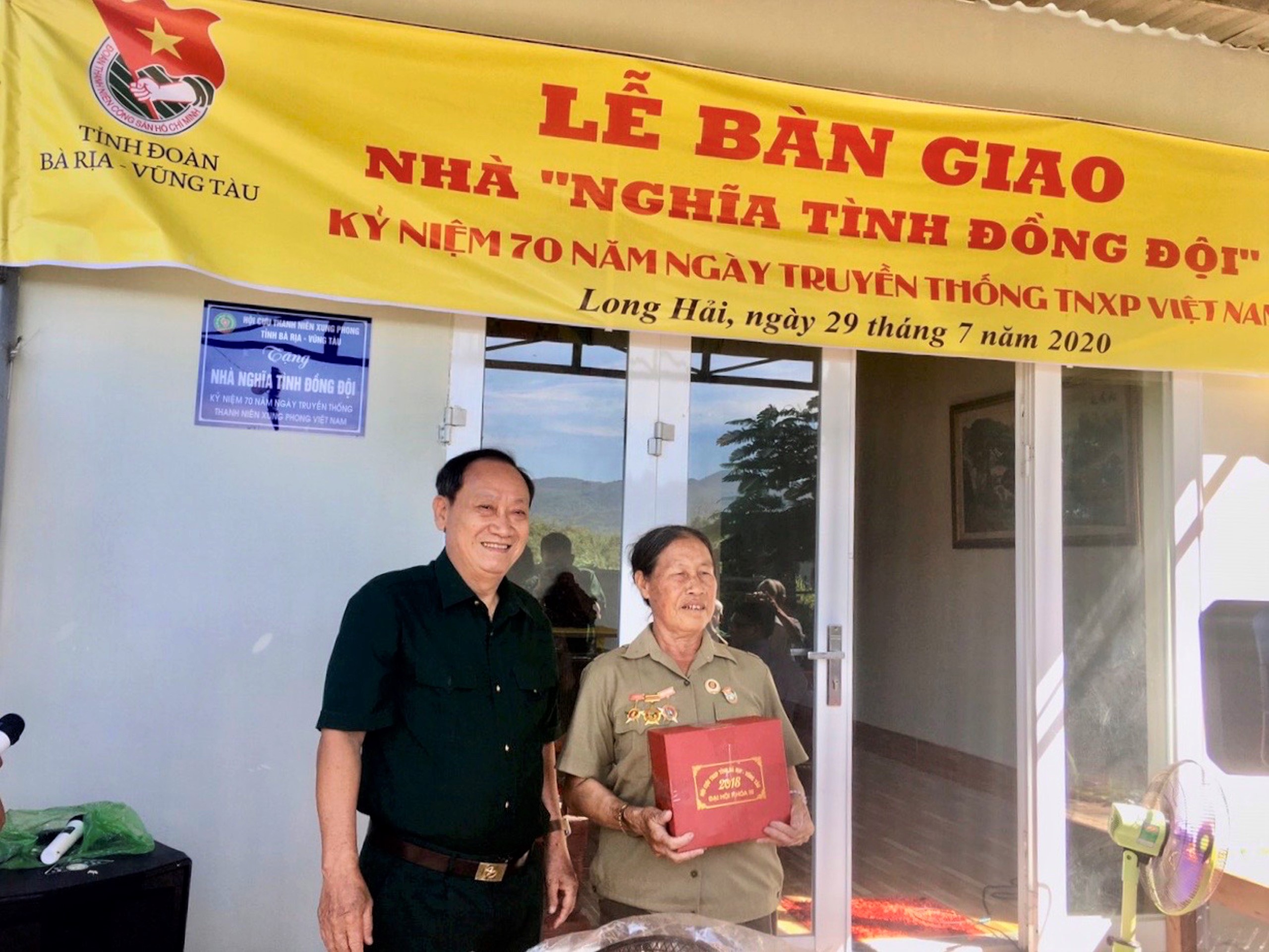 Ông Nguyễn Như Hải, Chủ tịch Hội Cựu TNXP tỉnh tặng quà cho bà Tô Thị Nguyệt tại lễ bàn giao nhà.