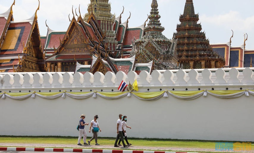 Du khách tham quan bên ngoài Hoàng cung Thái Lan ở Bangkok.