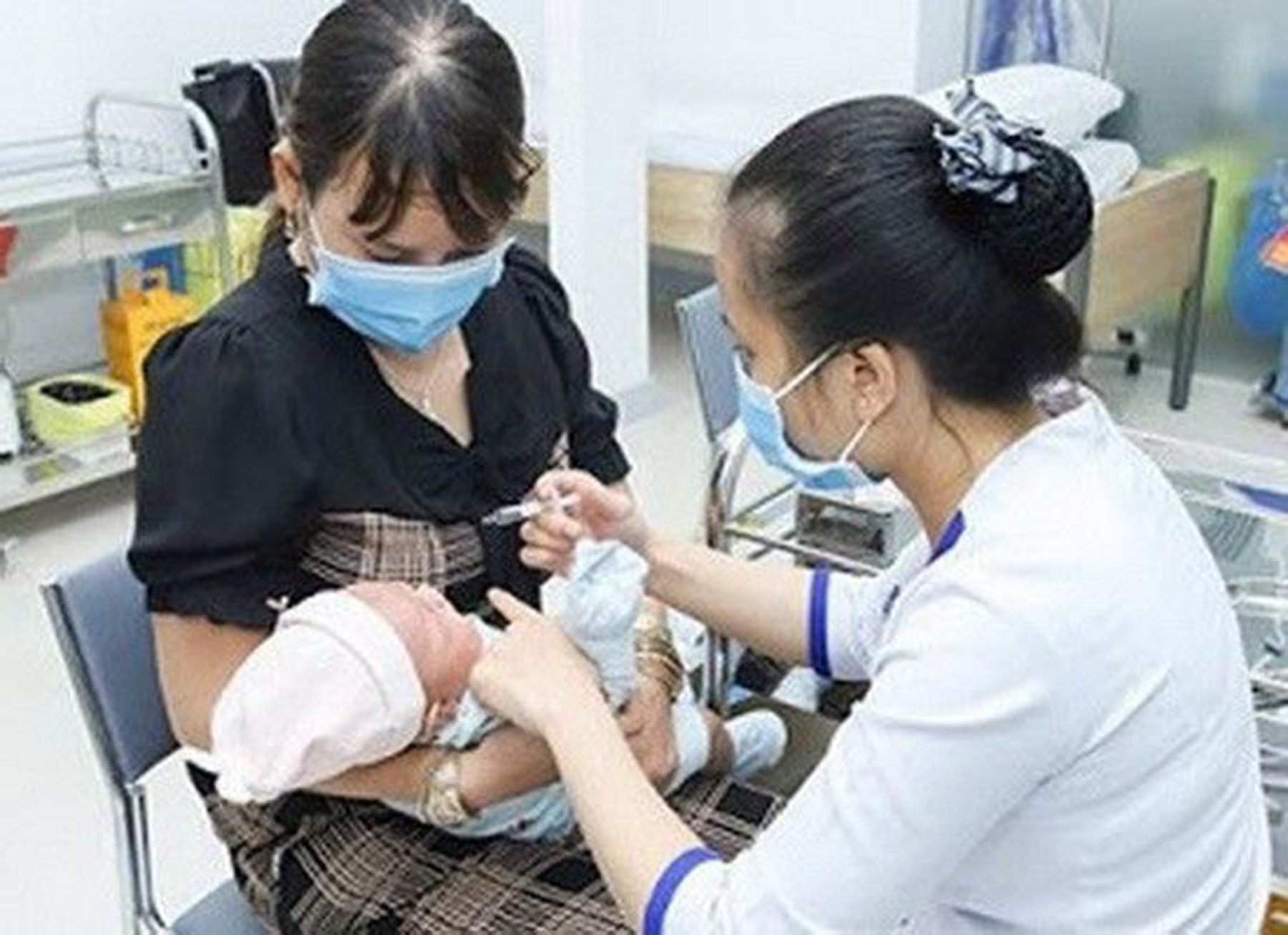 Hạn chế thấp nhất gián đoạn hoạt động tiêm chủng thường xuyên để bảo đảm trẻ được tiêm chủng đầy đủ.