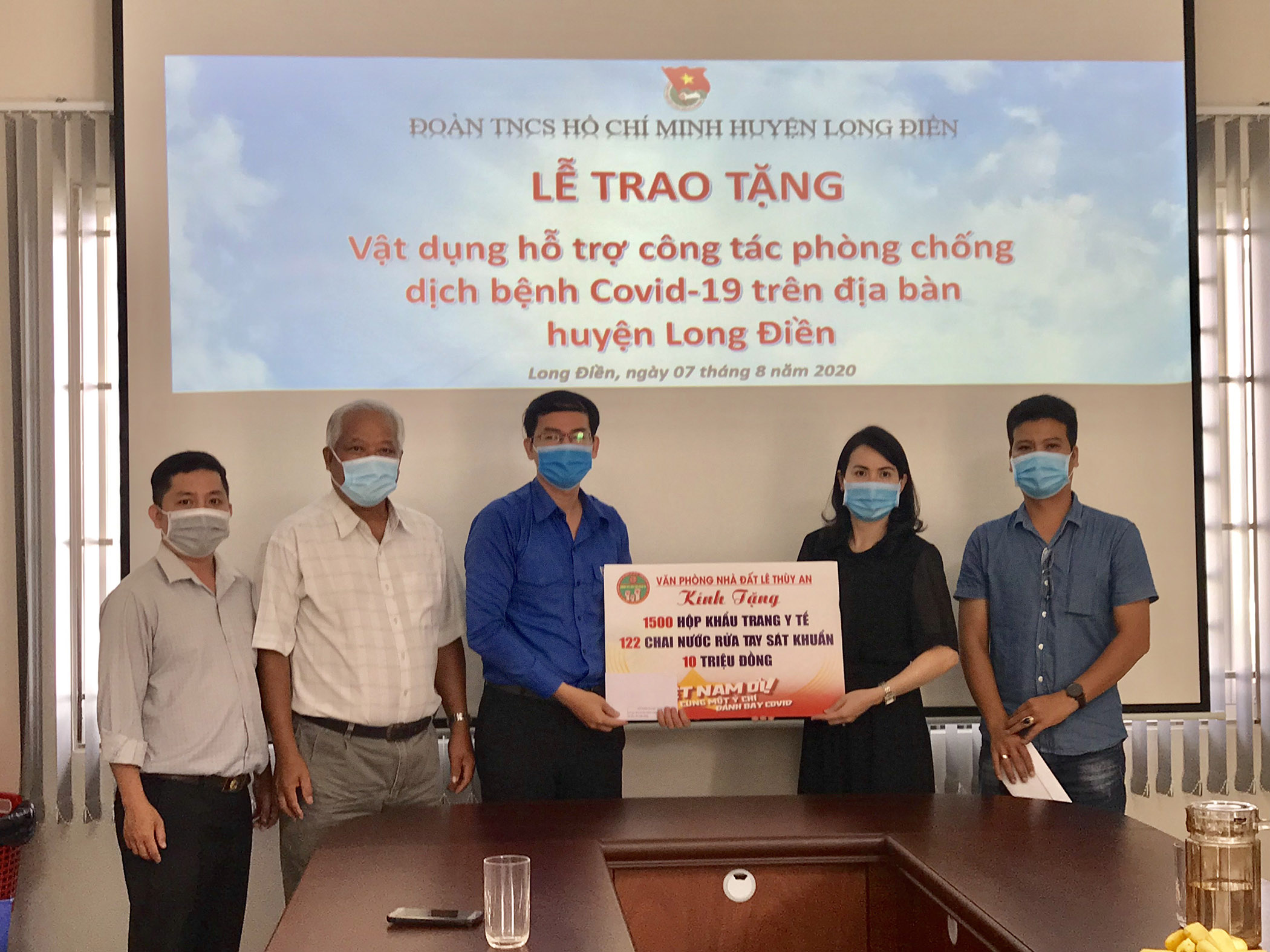 Đại diện Văn phòng nhà đất Lê Thùy An trao khẩu trang, nước sát khuẩn chống dịch cho huyện Long Điền. 