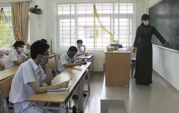 Đến thời điểm này, ngành GD-ĐT cùng các địa phương và các ngành có liên quan đã lên kế hoạch hỗ trợ thí sinh về mọi mặt trong kỳ thi tốt nghiệp THPT 2020. Trong ảnh: HS lớp 12 Tin, Trường THPT chuyên Lê Quý Đôn ôn tập chuẩn bị cho Kỳ thi tốt nghiệp THPT năm 2020. 