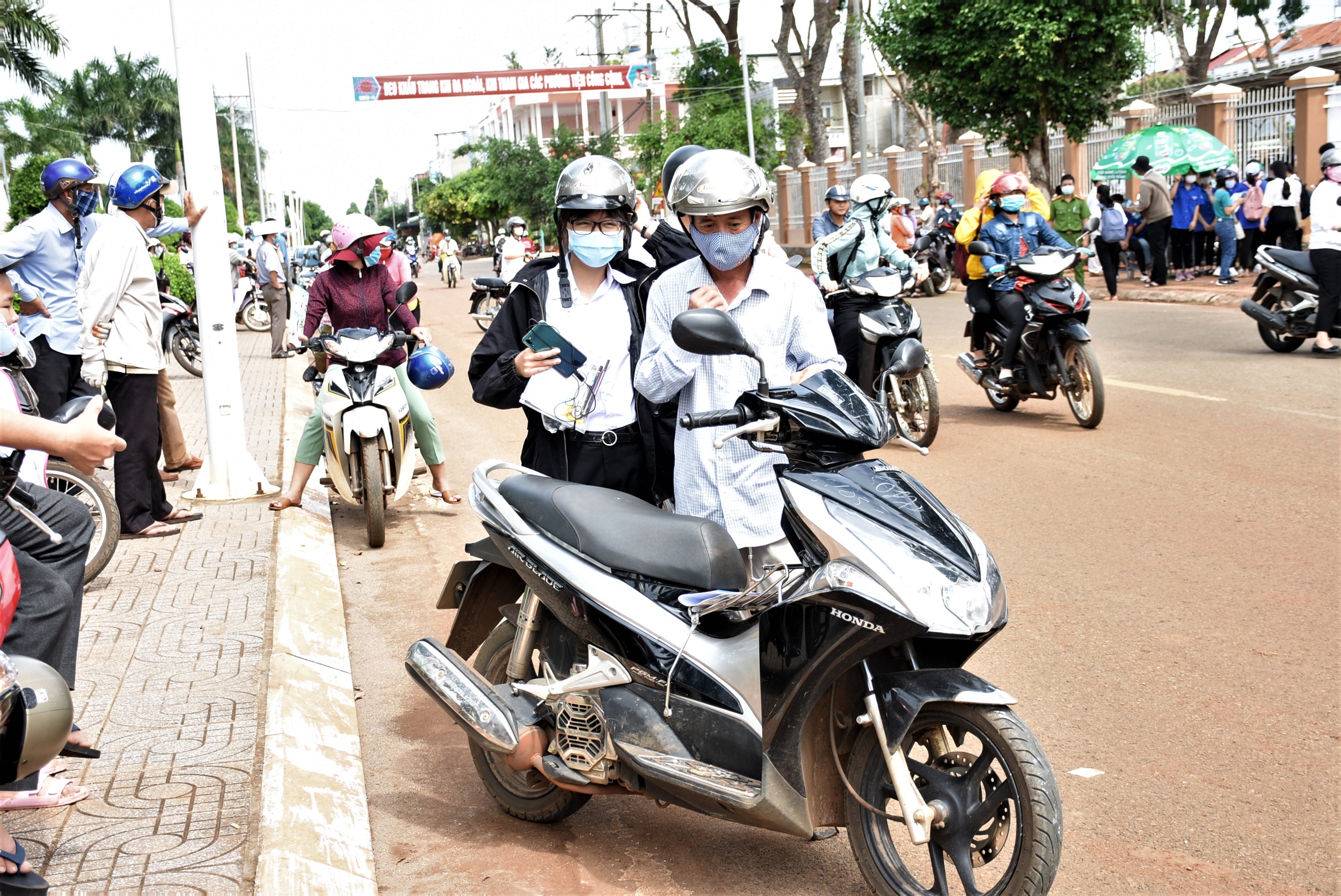 Phụ huynh đón TS trở về nghỉ ngơi chuẩn bị cho môn Toán chiều nay. Ảnh: NGỌC BÍCH