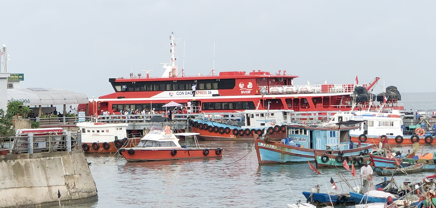 Tàu cao tốc Côn Đảo Express 36 neo tại cảng Cầu Đá,  Bãi Trước, TP.Vũng Tàu. 