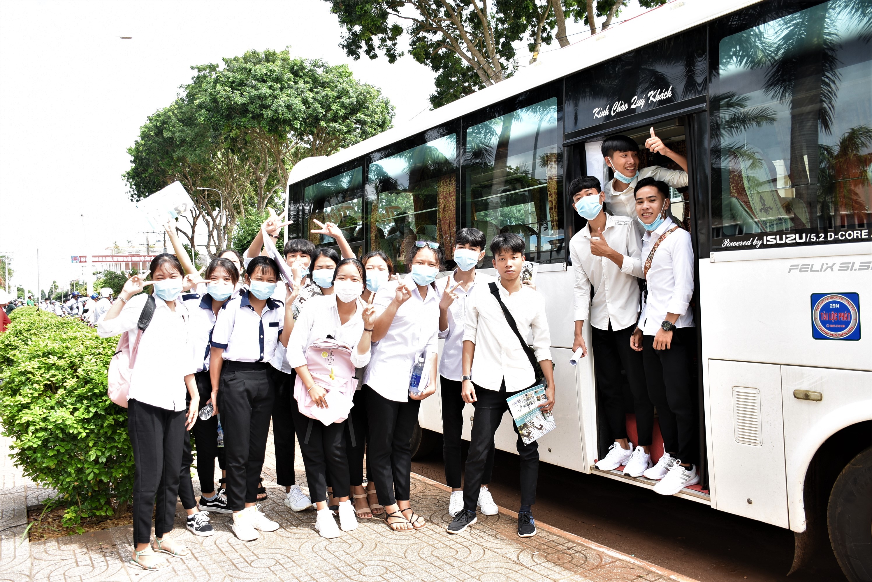 TS Trường Phổ thông Dân tộc nội trú dự thi tại điểm thi Trường THPT Nguyễn Du (huyện Châu Đức) vui vẻ  ra về sau khi kết thúc môn Ngữ văn. Ảnh: NGỌC BÍCH