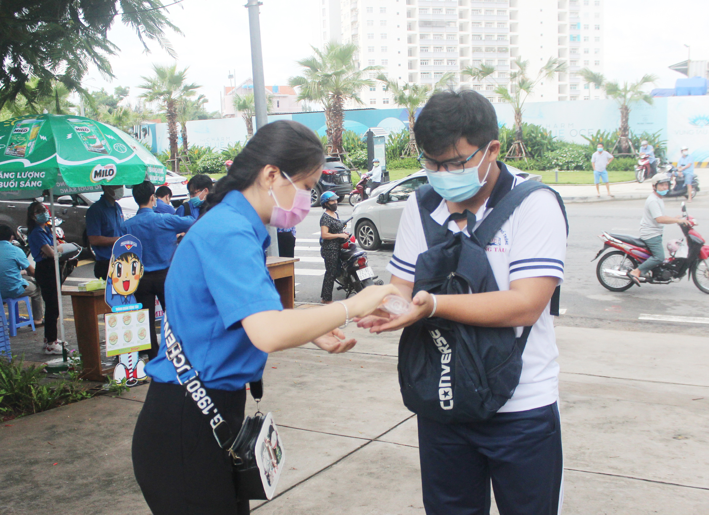 TS tại điểm thi THPT Vũng Tàu (TP. Vũng Tàu) sát khuẩn tay trước khi vào khu vực thi. Ảnh: KHÁNH CHI