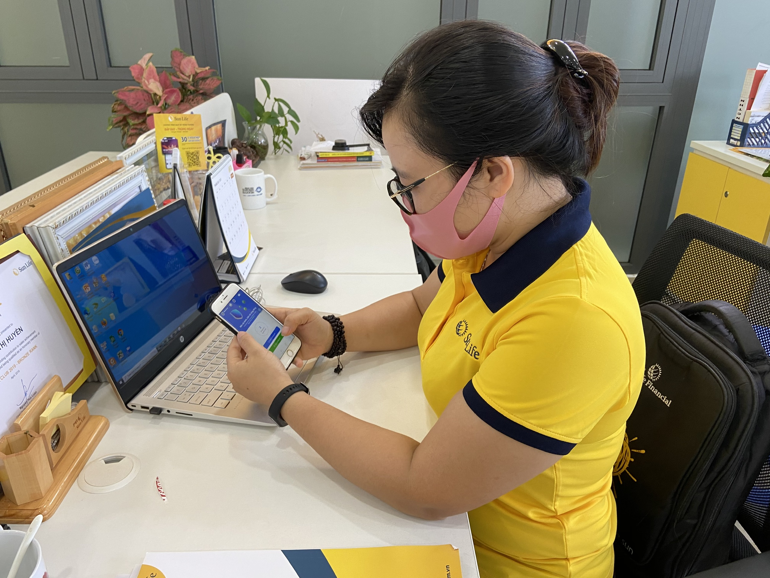 Chị Nguyễn Thị Huyền thường xuyên cập nhật thông tin từ ứng dụng Bluezone.