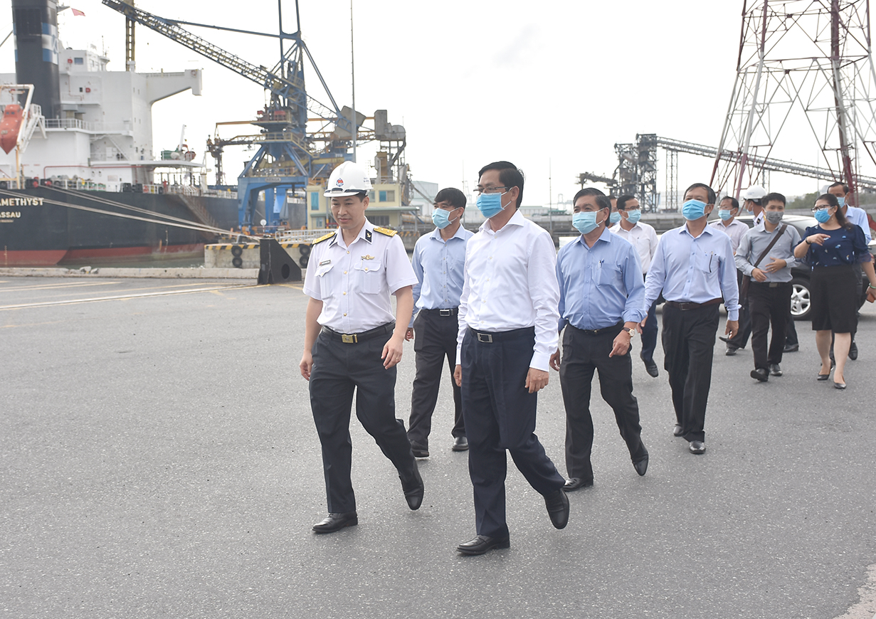 Ông Phạm Viết Thanh (hàng đầu, bên phải), Ủy viên Trung ương Đảng, Bí thư Tỉnh ủy tham quan Cảng container Quốc tế TCIT.