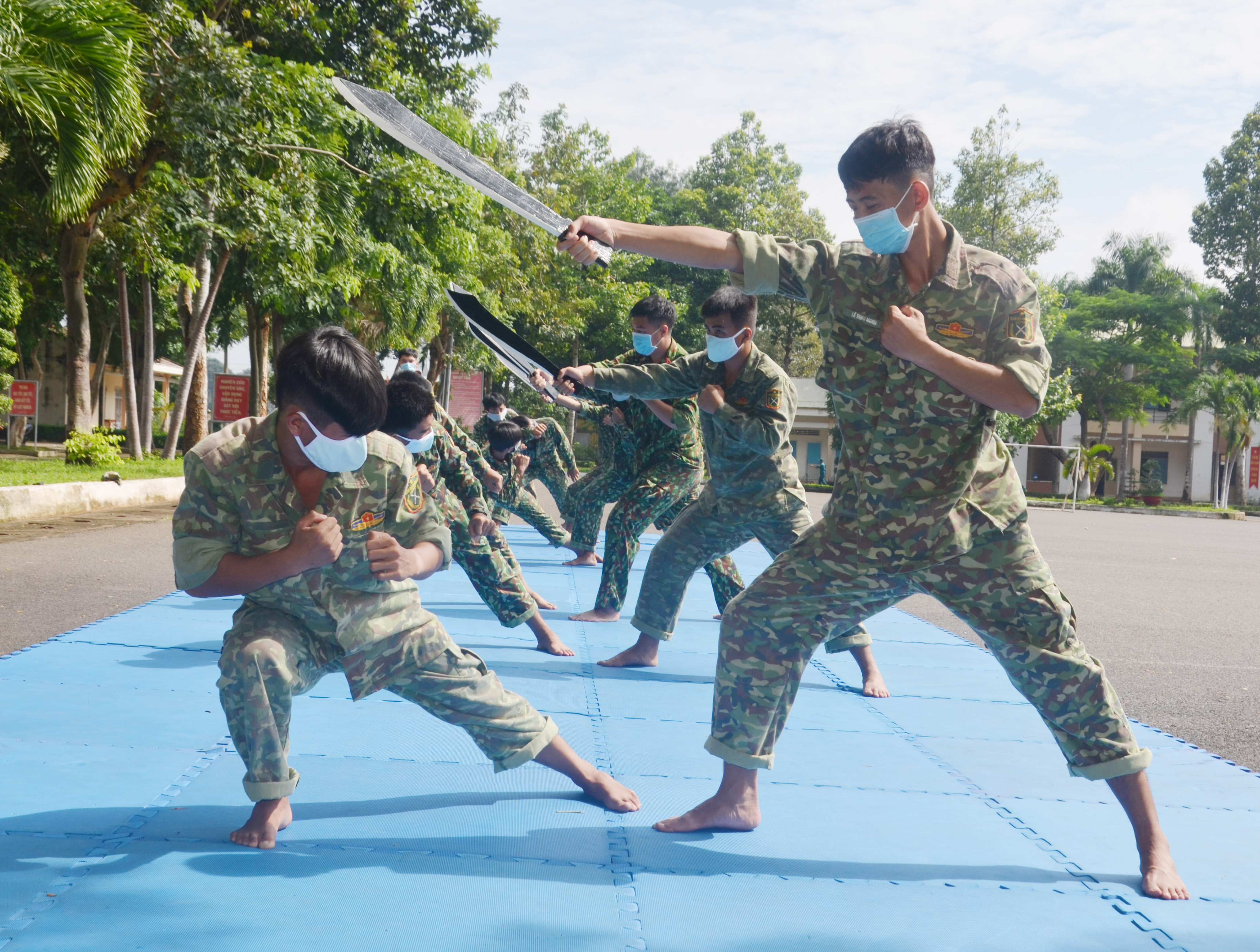 Chiến sĩ Đại đội Trinh sát luôn tuân thủ quy định đeo khẩu trang thường xuyên trong giờ huấn luyện võ thuật.