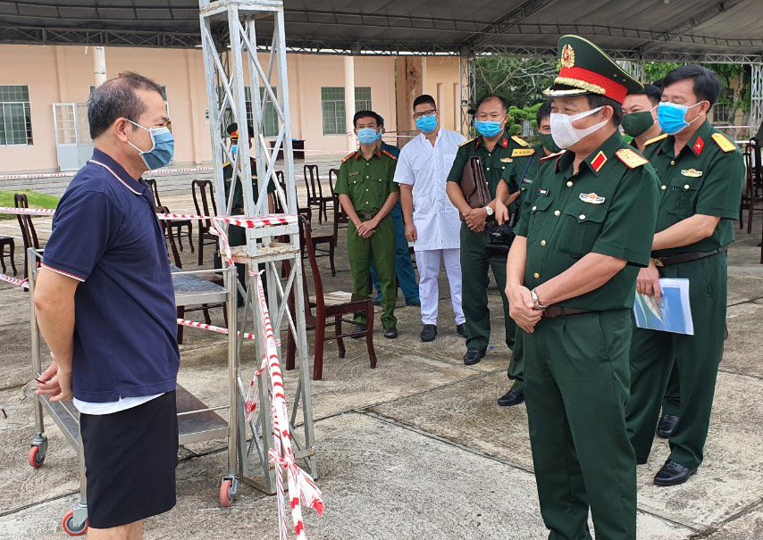 Trung tướng Trần Hoài Trung, Chính ủy Quân khu 7 thăm hỏi, động viên công dân  đang cách ly tại Trung đoàn Minh Đạm.