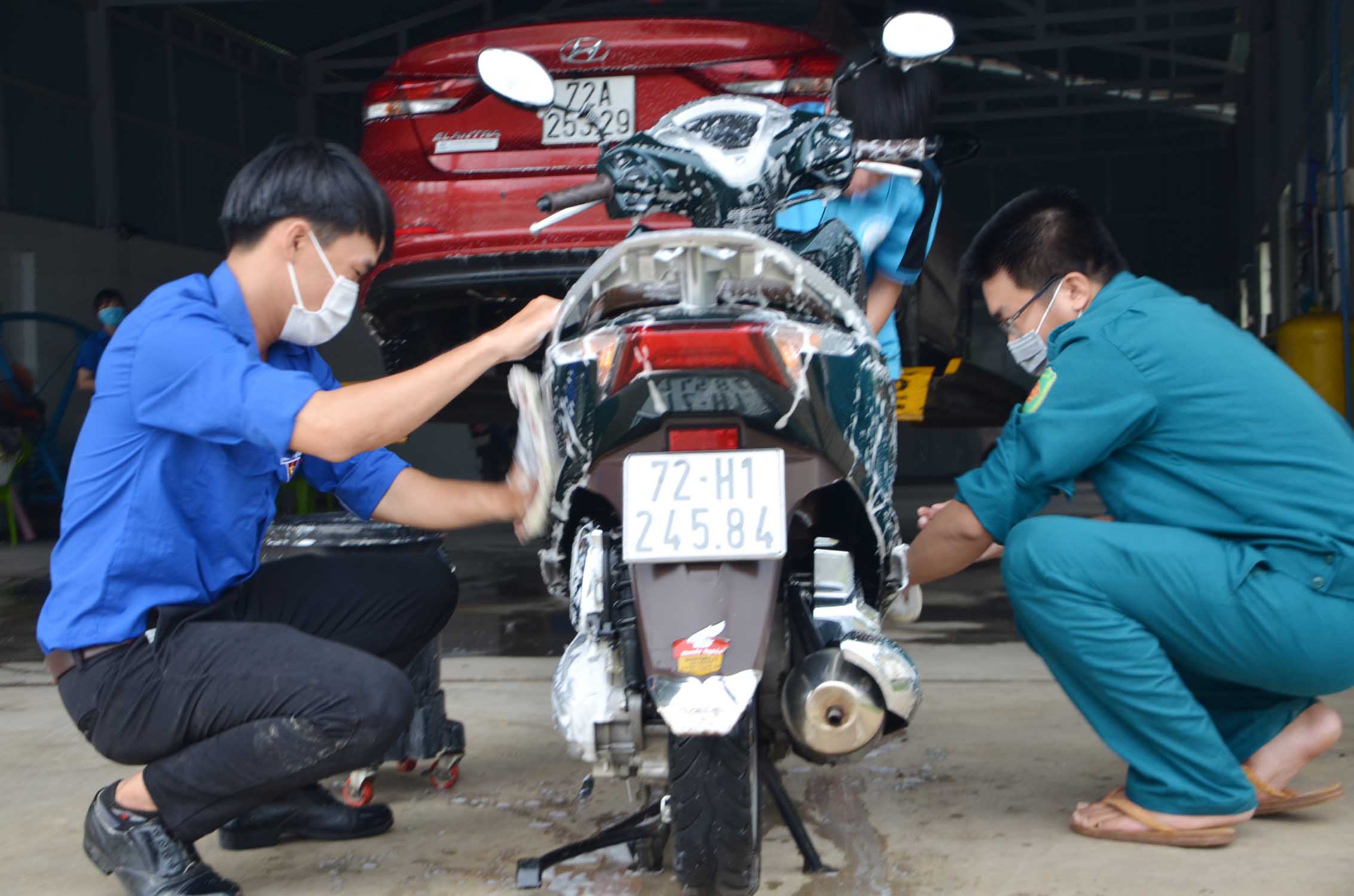 Các ĐVTN xã Lộc An tham gia rửa xe gây quỹ “Nâng bước em đến trường”.