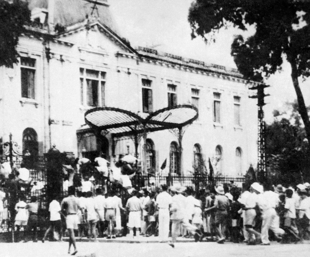 Tự vệ và nhân dân Hà Nội trong ngày Tổng khởi nghĩa 19/8/1945. Ảnh: TƯ LIỆU