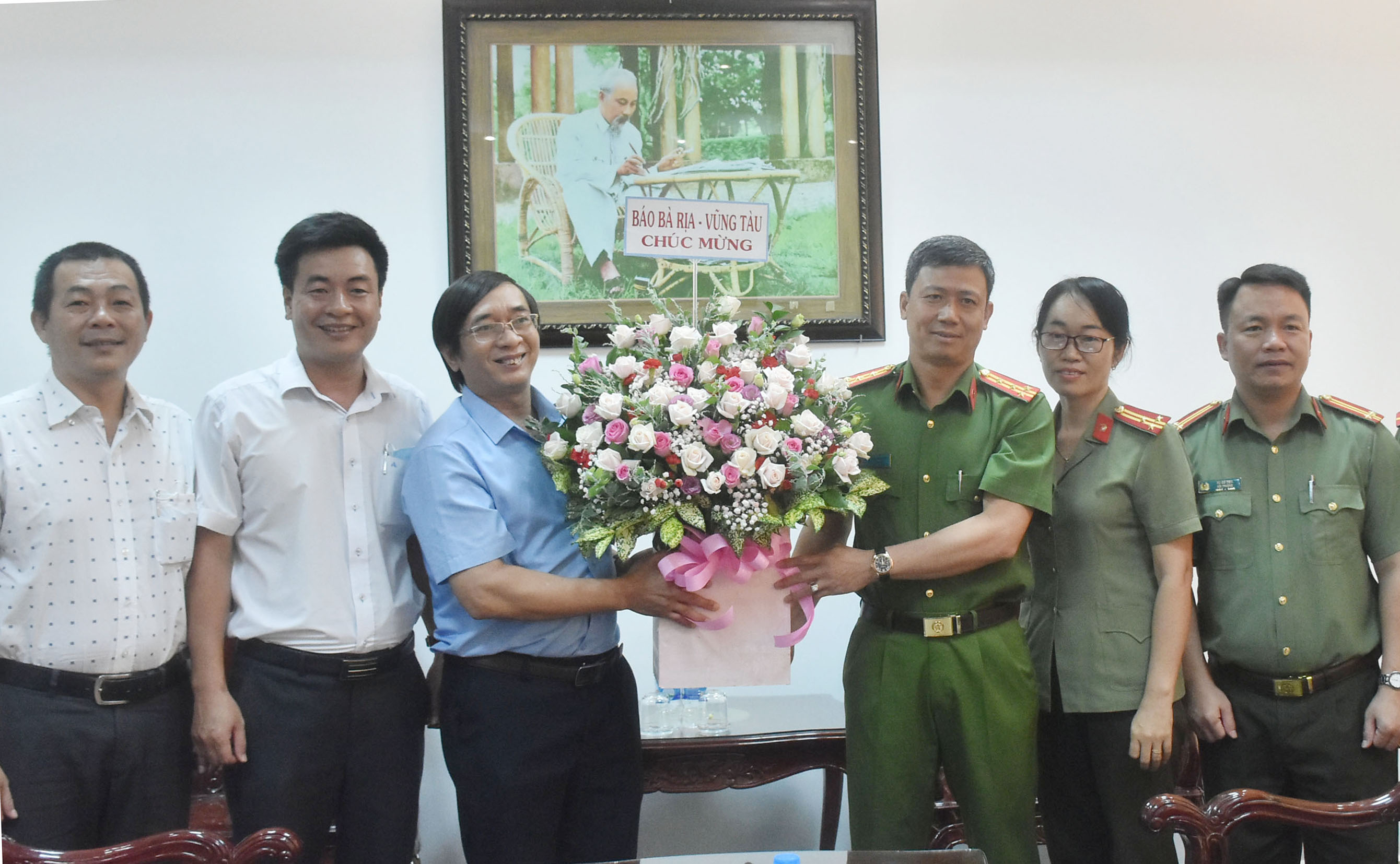 Ông Trương Đức Nghĩa, Bí thư Chi bộ, Phó Tổng Biên tập Báo Bà Rịa-Vũng Tàu tặng hoa chúc mừng Công an tỉnh.