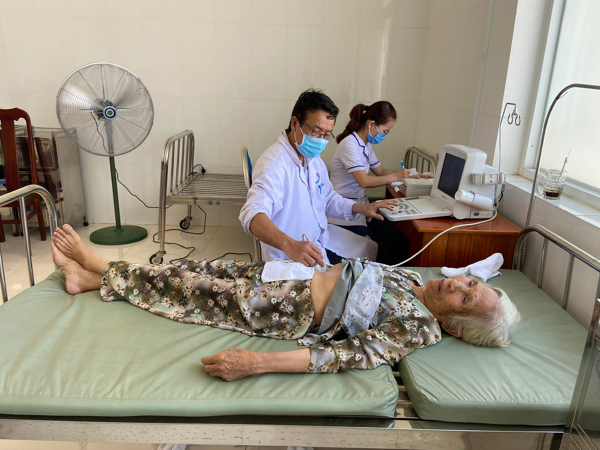 Bác sĩ khám chữa bệnh cho người cao tuổi tại Trạm Y tế xã Xà Bang (huyện Châu Đức). Ảnh: HOÀNG HƯỜNG