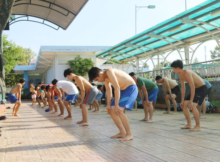 Cán bộ, chiến sĩ Đoàn Đặc nhiệm phòng, chống tội phạm ma túy số 3 khởi động trước khi kiểm tra bơi.