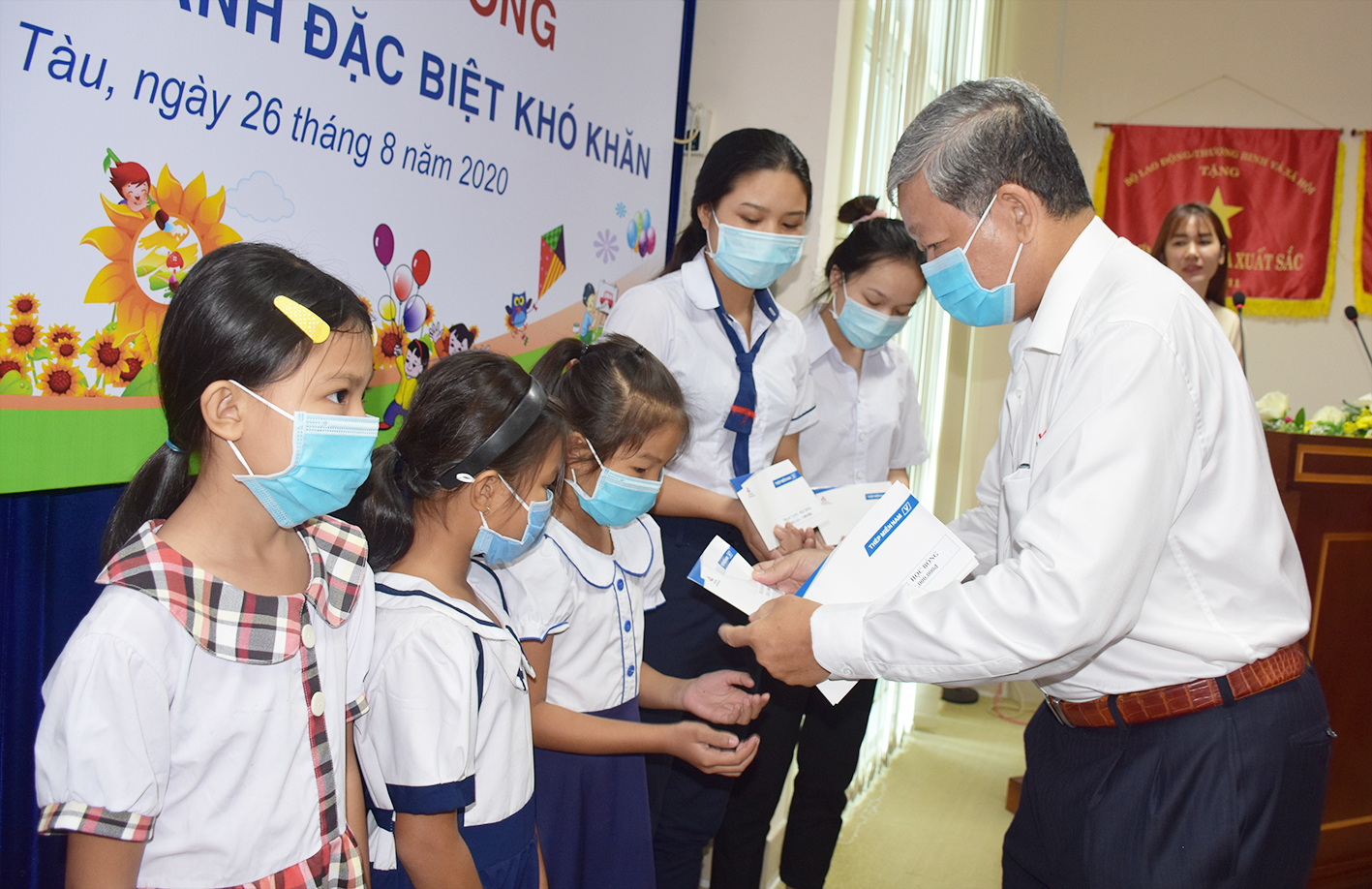 Ông Nguyễn Thanh Phong, Phó Tổng Giám đốc Công ty TNHH MTV Thép Miền Nam- Vnsteel trao học bổng cho các em học sinh có hoàn cảnh đặc biệt khó khăn vượt khó hiếu học.