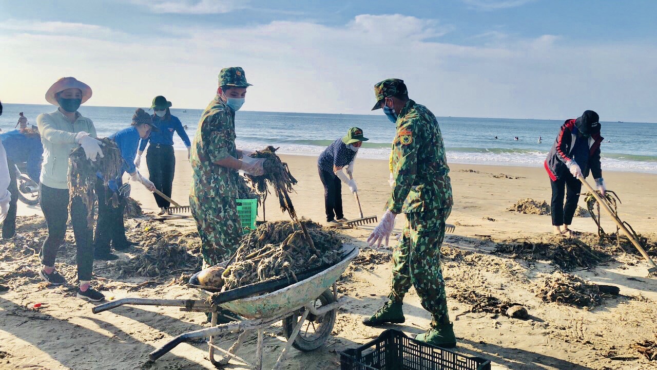Lực lượng vũ trang đóng chân trên địa bàn phường 10 tham gia thu gom rác tại bãi biển Chí Linh.