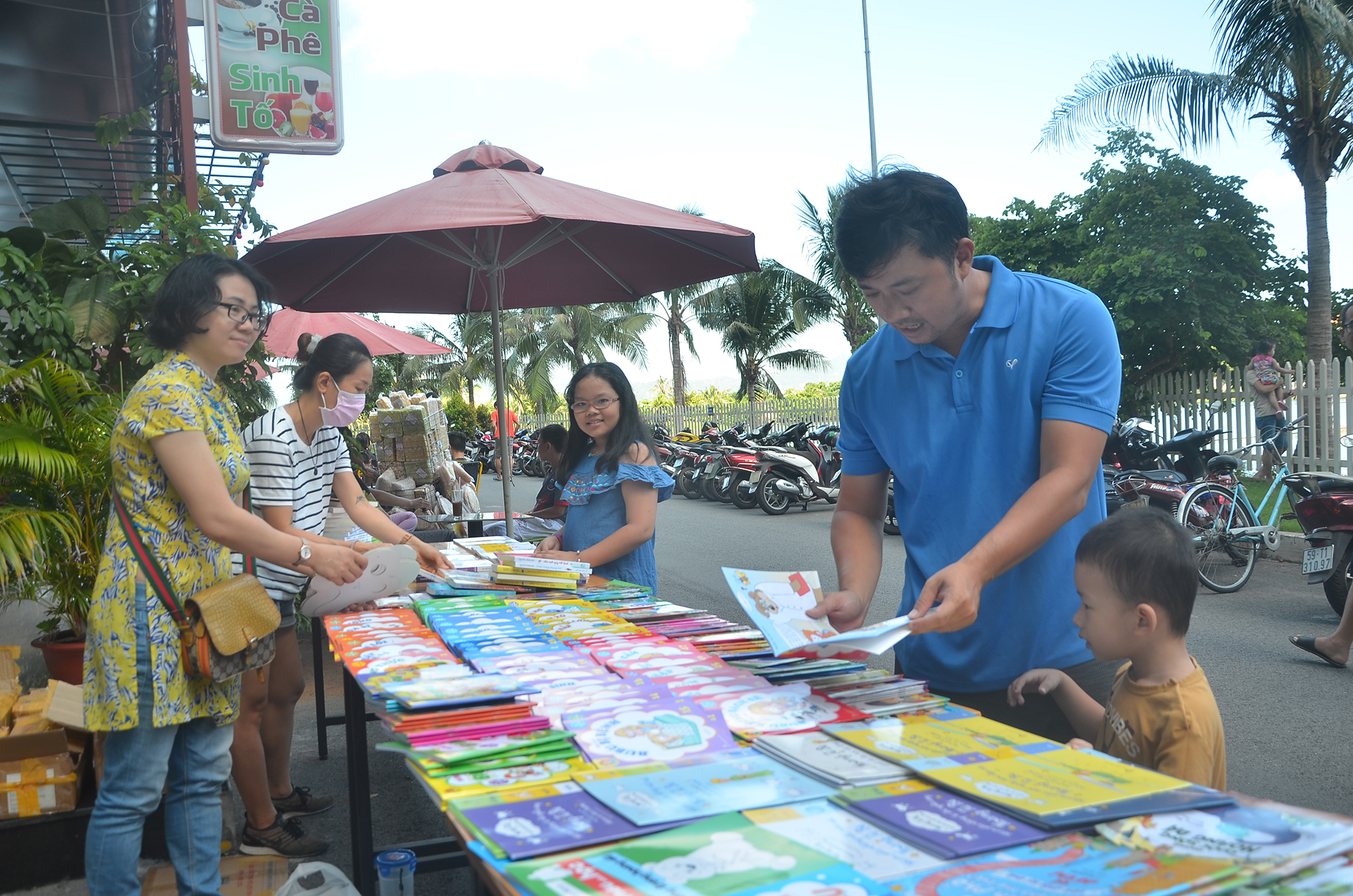 Phụ huynh chọn mua sách tại chương trình.