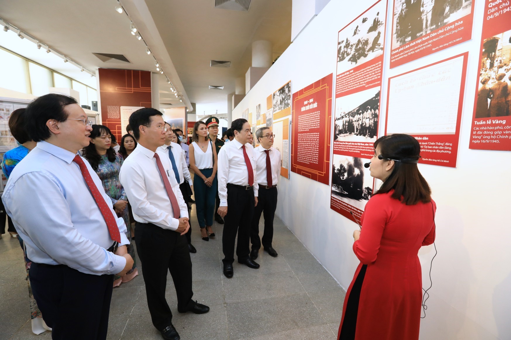 Các đại biểu tham quan trưng bày chuyên đề “Việt Nam - Độc lập, tự cường”. Ảnh: THÀNH ĐẠT 